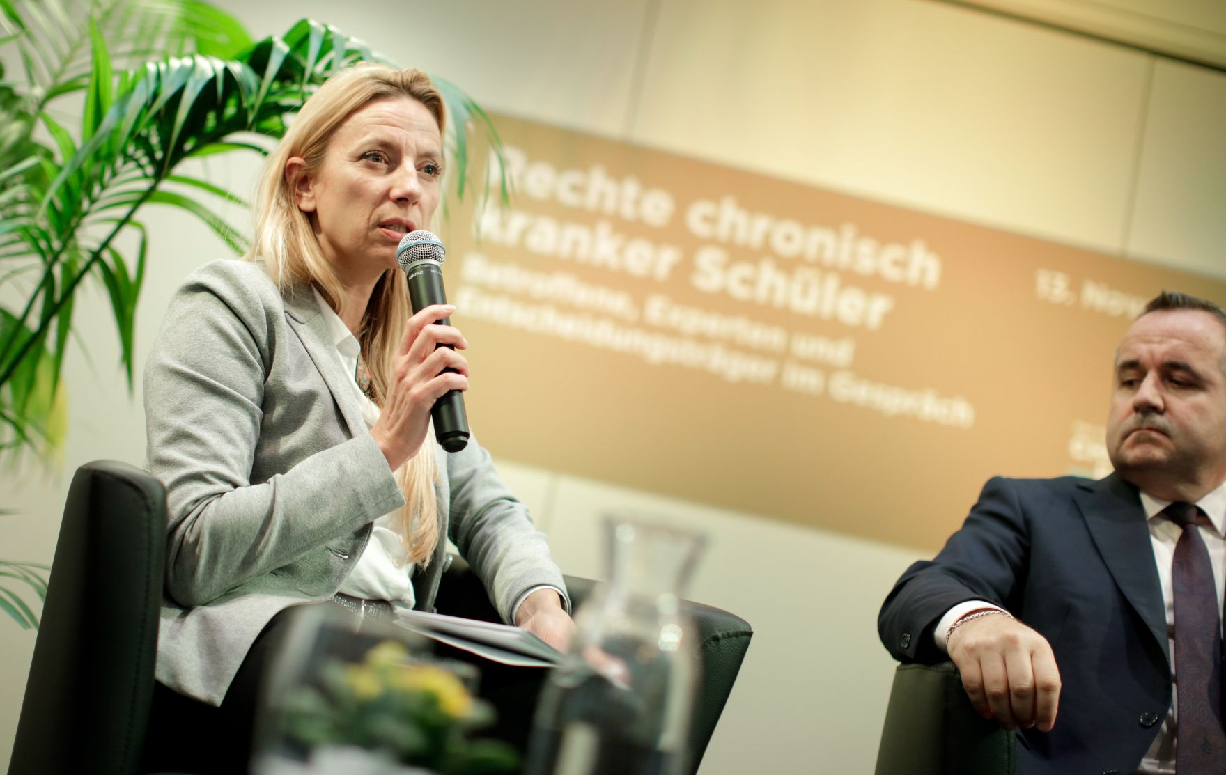 Am 13. November 2018 nahm Bundesministerin Juliane Bogner-Strau&szlig; (l.) an der Podiumsdiskussion &bdquo;Rechte chronisch kranker Sch&uuml;ler&ldquo; teil. Im Bild mit dem Bundesvorsitzenden der Gewerkschaft f&uuml;r Pflichtschullehrerinnen und -lehrer Paul Kimberger (r.).