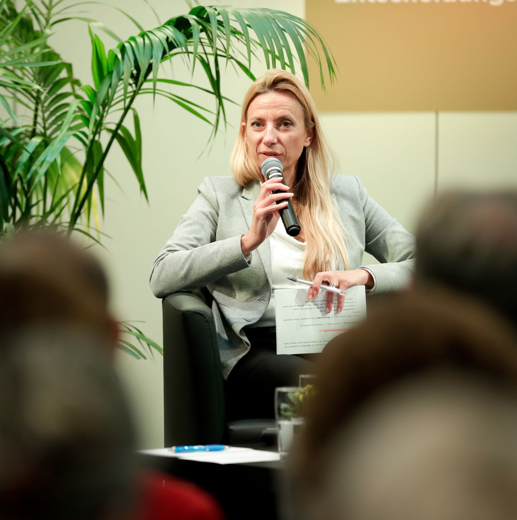 Am 13. November 2018 nahm Bundesministerin Juliane Bogner-Strau&szlig; (im Bild) an der Podiumsdiskussion &bdquo;Rechte chronisch kranker Sch&uuml;ler&ldquo; teil.