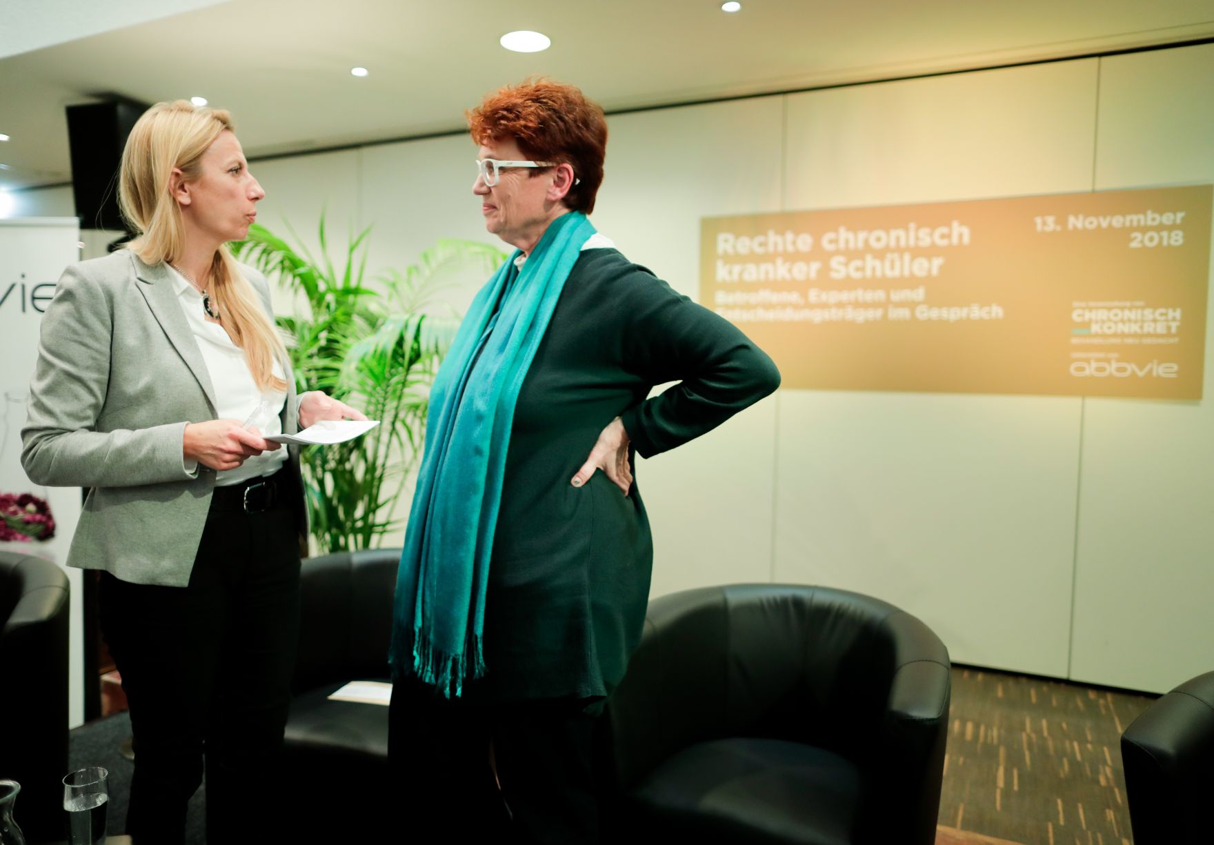 Am 13. November 2018 nahm Bundesministerin Juliane Bogner-Strau&szlig; (l.) an der Podiumsdiskussion &bdquo;Rechte chronisch kranker Sch&uuml;ler&ldquo; teil. Im Bild mit der Gesundheitswissenschaftlerin Lilly Damm (r.) vom Zentrum f&uuml;r Public Health der Medizinischen Universit&auml;t Wien.