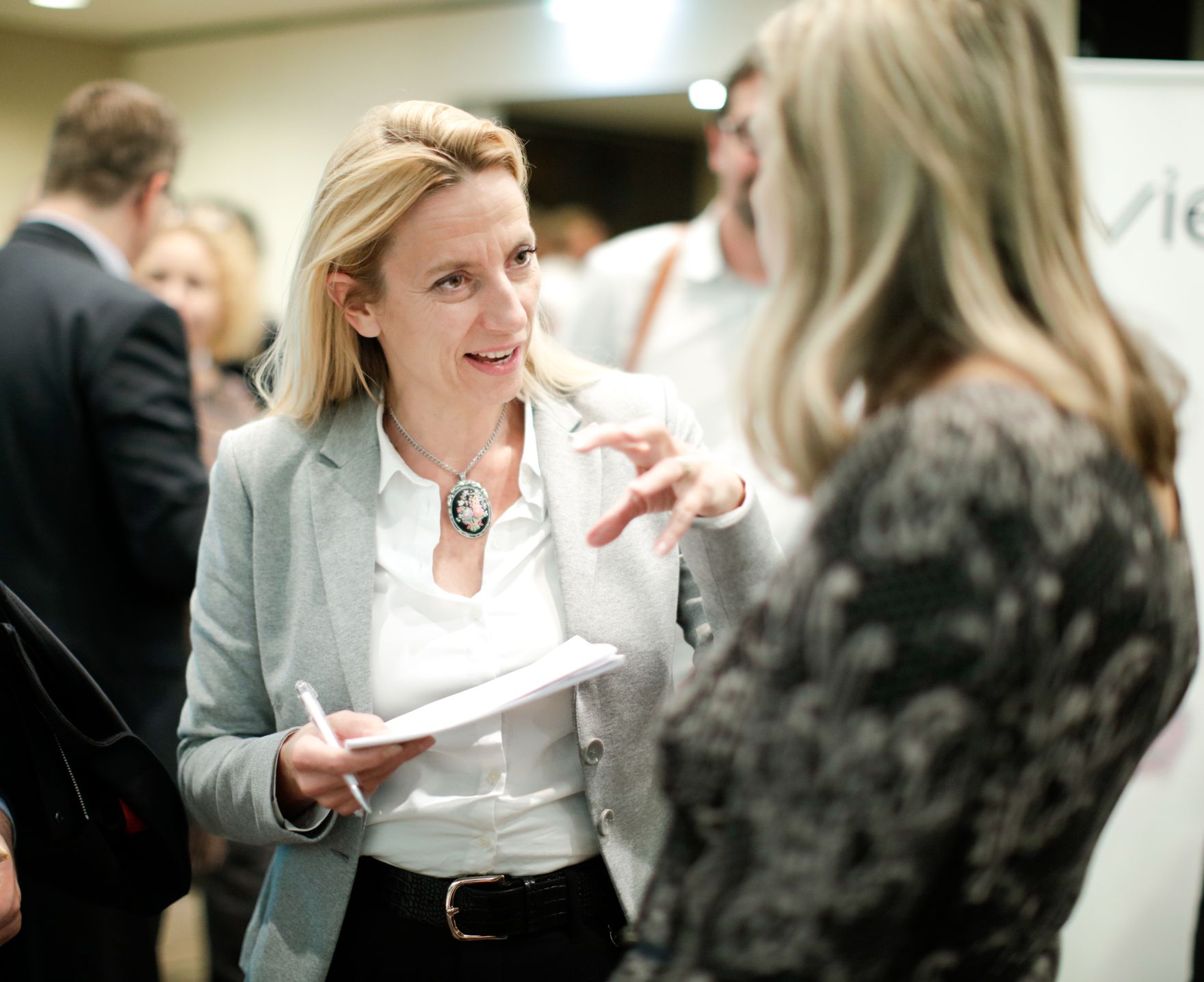 Am 13. November 2018 nahm Bundesministerin Juliane Bogner-Strau&szlig; (l.) an der Podiumsdiskussion &bdquo;Rechte chronisch kranker Sch&uuml;ler&ldquo; teil.