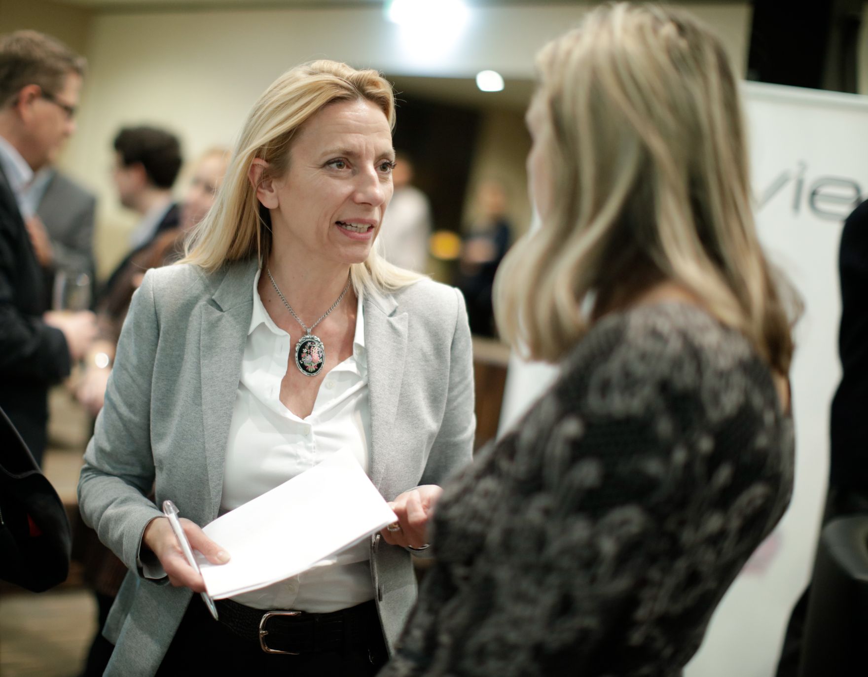Am 13. November 2018 nahm Bundesministerin Juliane Bogner-Strau&szlig; (l.) an der Podiumsdiskussion &bdquo;Rechte chronisch kranker Sch&uuml;ler&ldquo; teil.