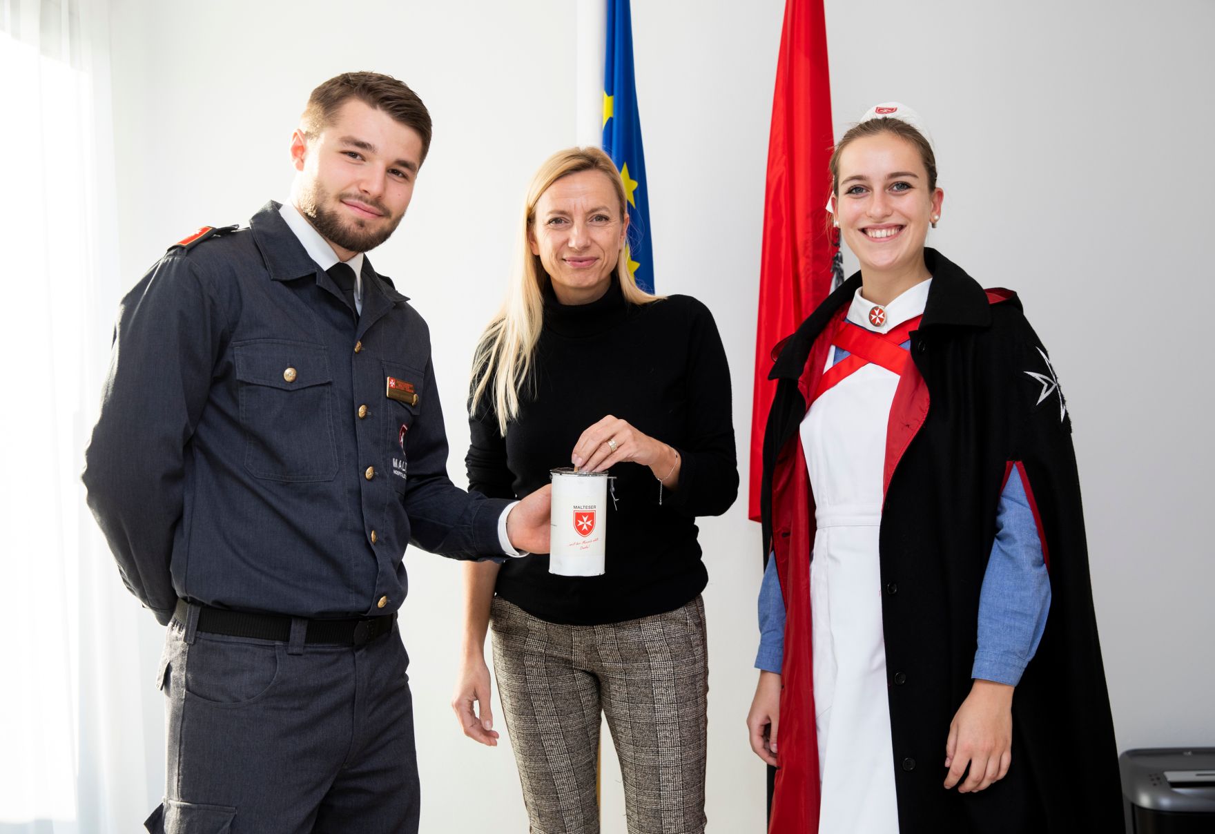 Am 16. November 2018 empfing Bundesministerin Juliane Bogner-Strau&szlig; (m.) anl&auml;sslich der MALTESER-Stra&szlig;ensammlung eine Vertreterin und einen Vertreter der MALTESER.