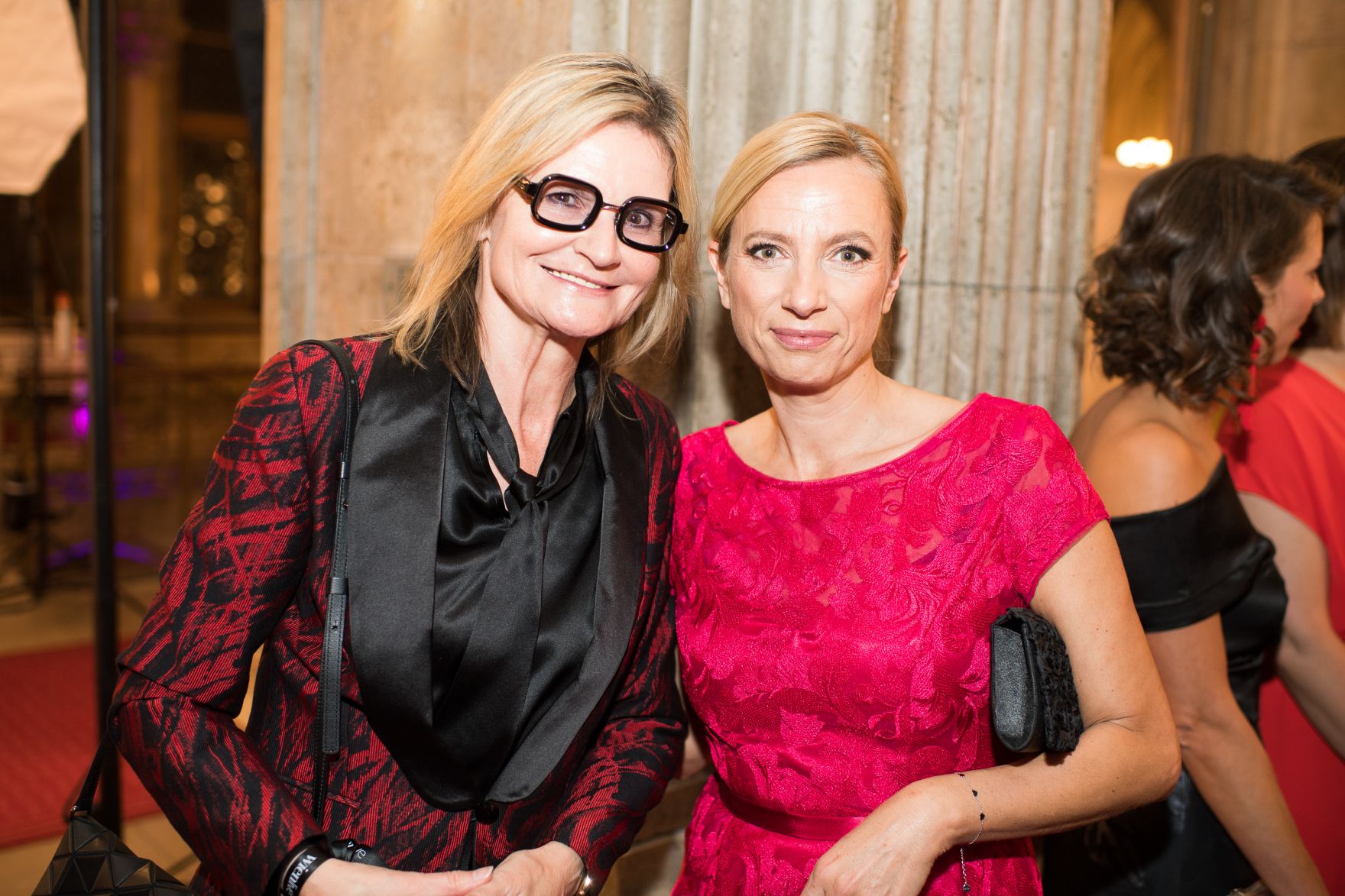 Am 16. November 2018 besuchte Bundesministerin Juliane Bogner-Strau&szlig; (r.) die LOOK-Gala im Wiener Rathaus.