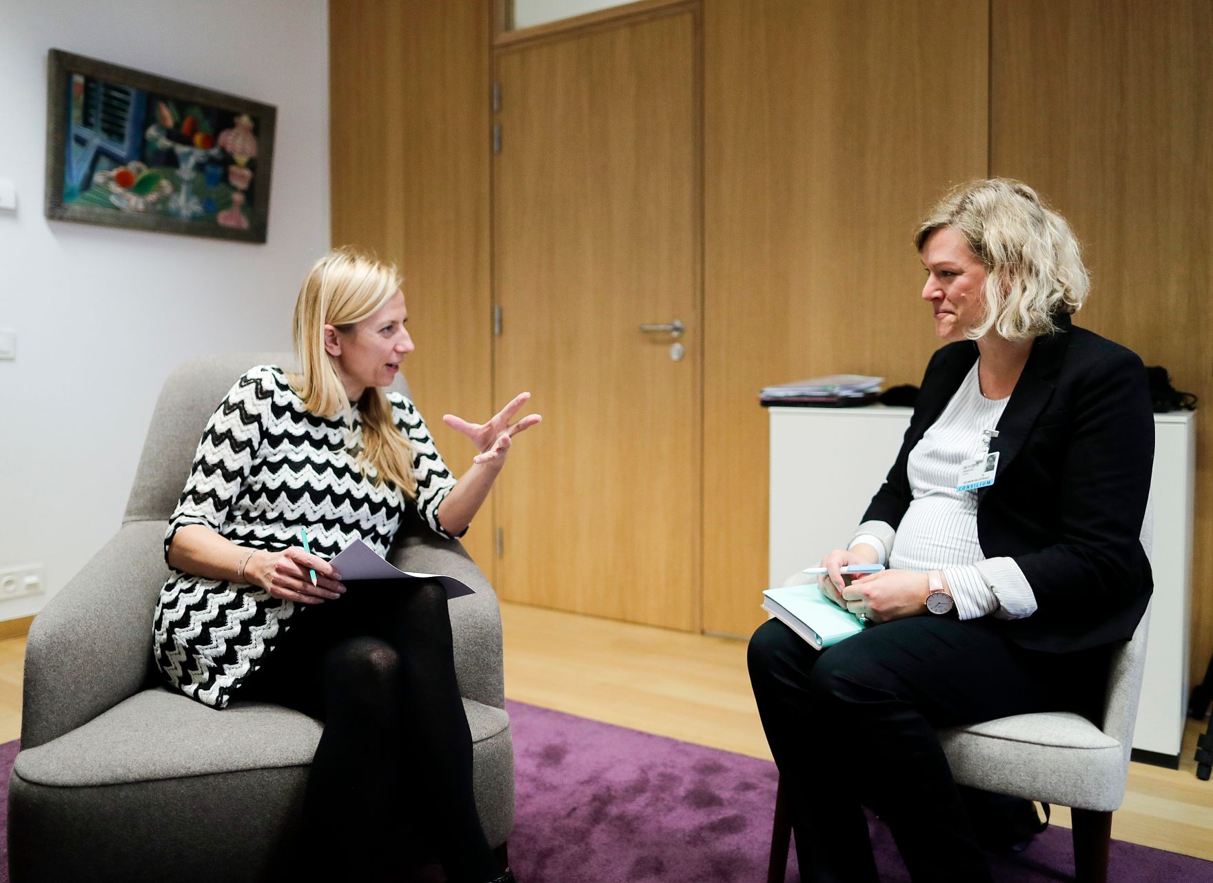 Am 26. November 2018 setzte Bundesministerin Juliane Bogner-Strau&szlig; (l.) ihre Reise nach Br&uuml;ssel anl&auml;sslich des Formellen Jugendrates fort. Im Bild mit der Autorin Agnes Uhereczky (r.).