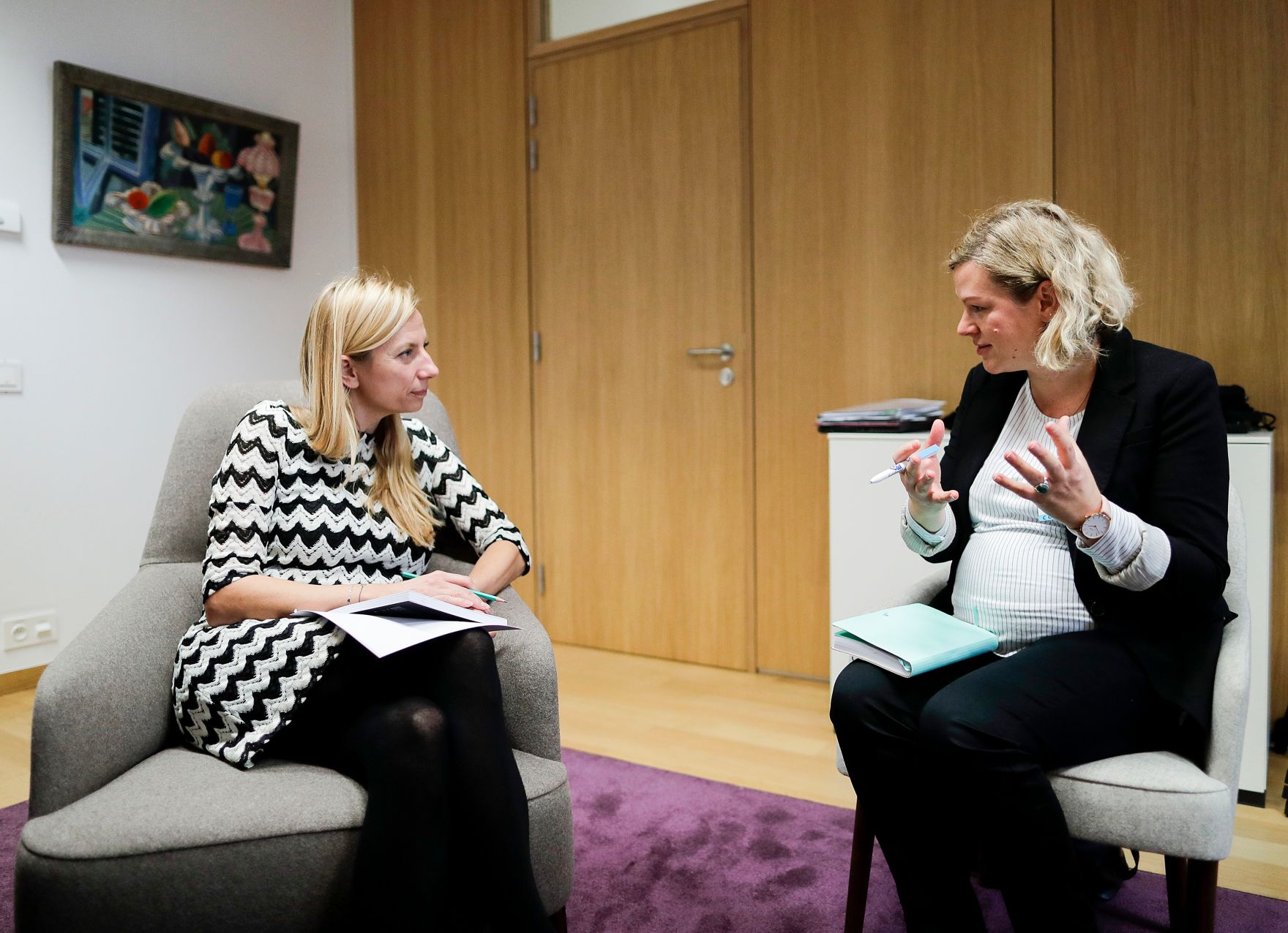 Am 26. November 2018 setzte Bundesministerin Juliane Bogner-Strau&szlig; (l.) ihre Reise nach Br&uuml;ssel anl&auml;sslich des Formellen Jugendrates fort. Im Bild mit der Autorin Agnes Uhereczky (r.).