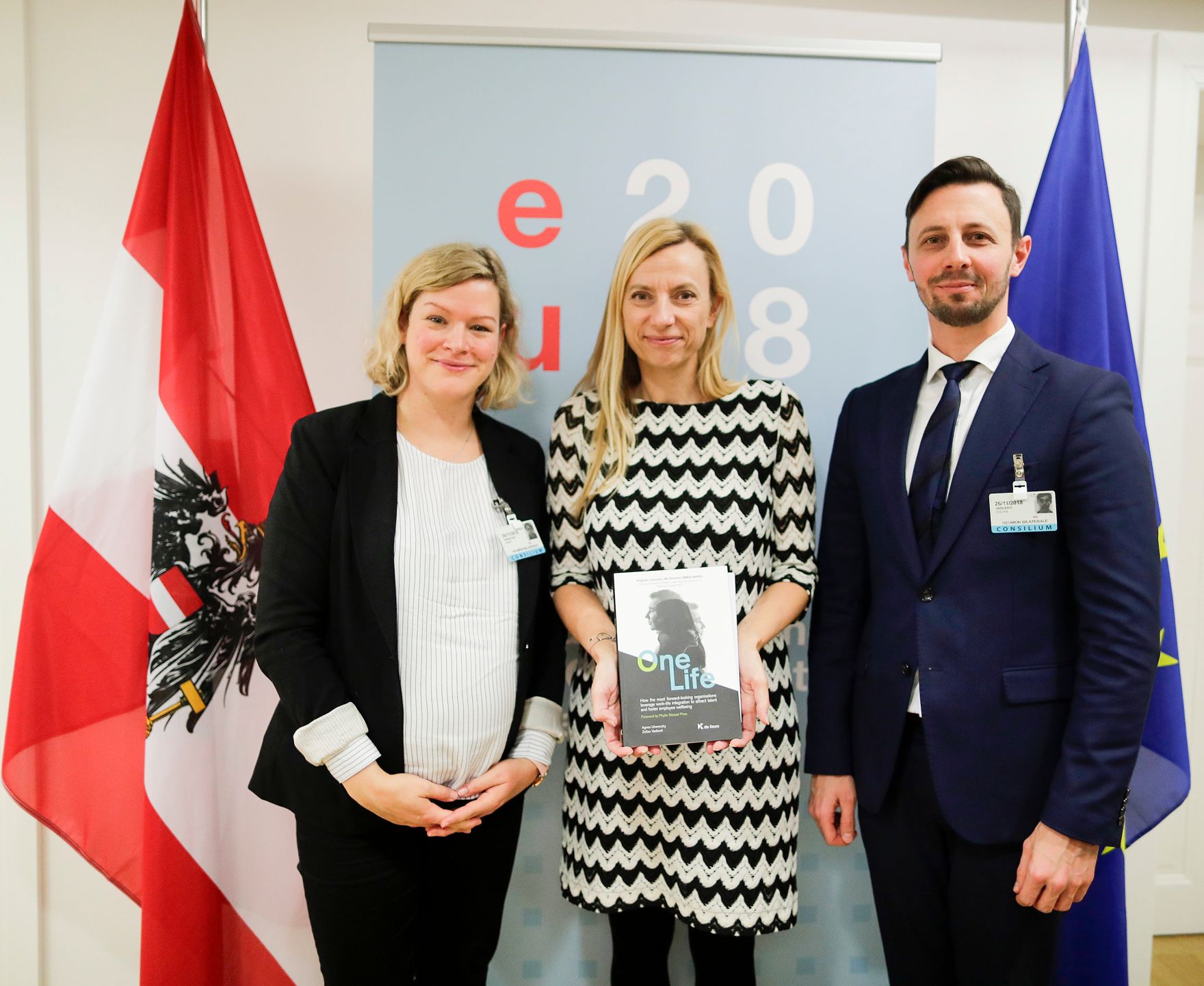 Am 26. November 2018 setzte Bundesministerin Juliane Bogner-Strau&szlig; (m.) ihre Reise nach Br&uuml;ssel anl&auml;sslich des Formellen Jugendrates fort. Im Bild mit der Autorin von 'One Life' Agnes Uhereczky (l.) und Co-Autor Zolt&aacute;n Vadkerti (r.).