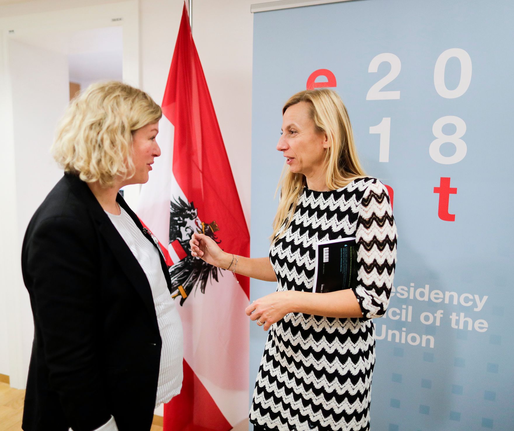 Am 26. November 2018 setzte Bundesministerin Juliane Bogner-Strau&szlig; (r.) ihre Reise nach Br&uuml;ssel anl&auml;sslich des Formellen Jugendrates fort. Im Bild mit der Autorin von 'One Life' Agnes Uhereczky (l.).