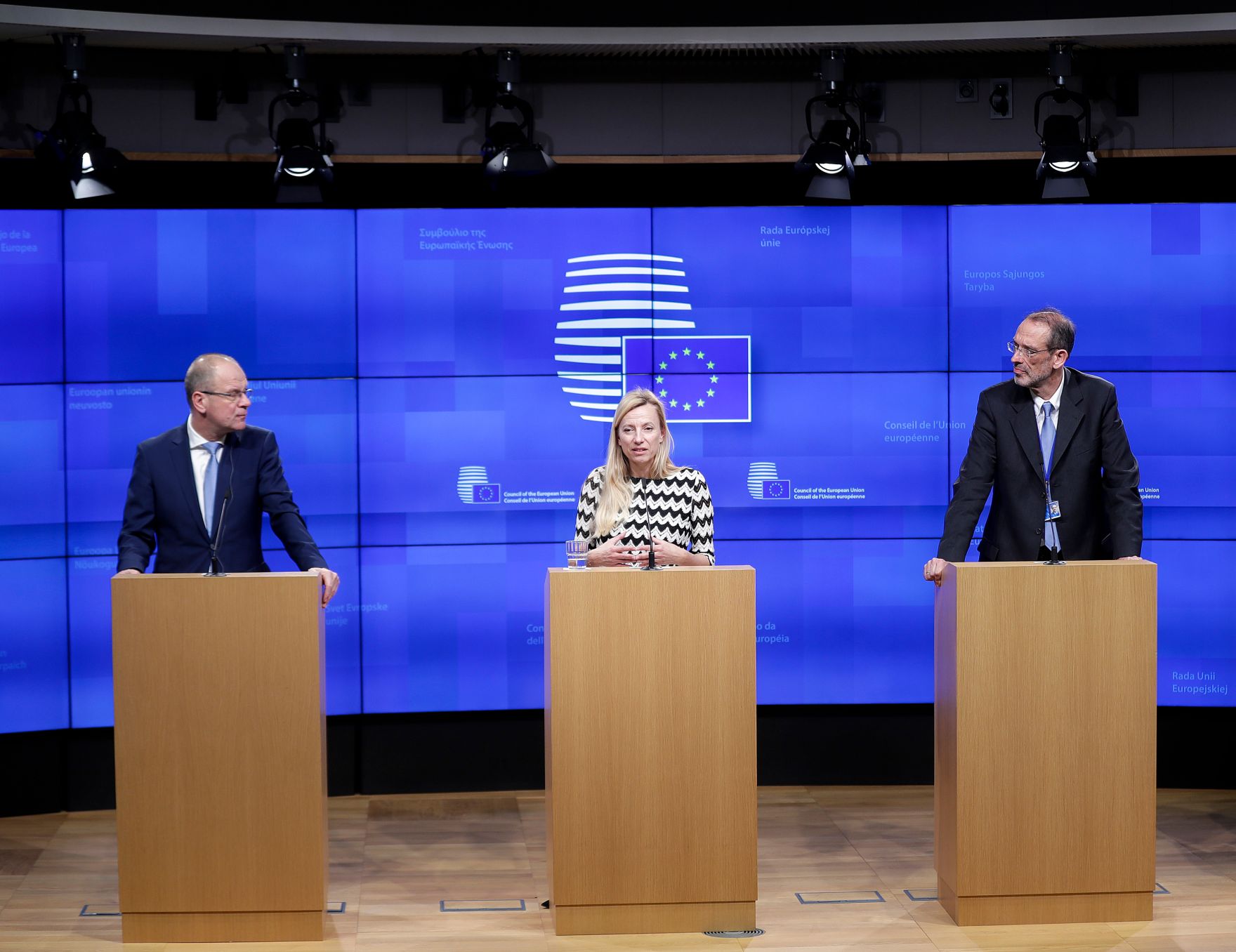 Am 26. November 2018 setzte Bundesministerin Juliane Bogner-Strau&szlig; (m.) ihre Reise nach Br&uuml;ssel anl&auml;sslich des Formellen Jugendrates fort. Im Bild mit EU-Kommissar Tibor Navracsics (l.) und Bundesminister Heinz Fa&szlig;mann (r.) bei der Pressekonferenz.