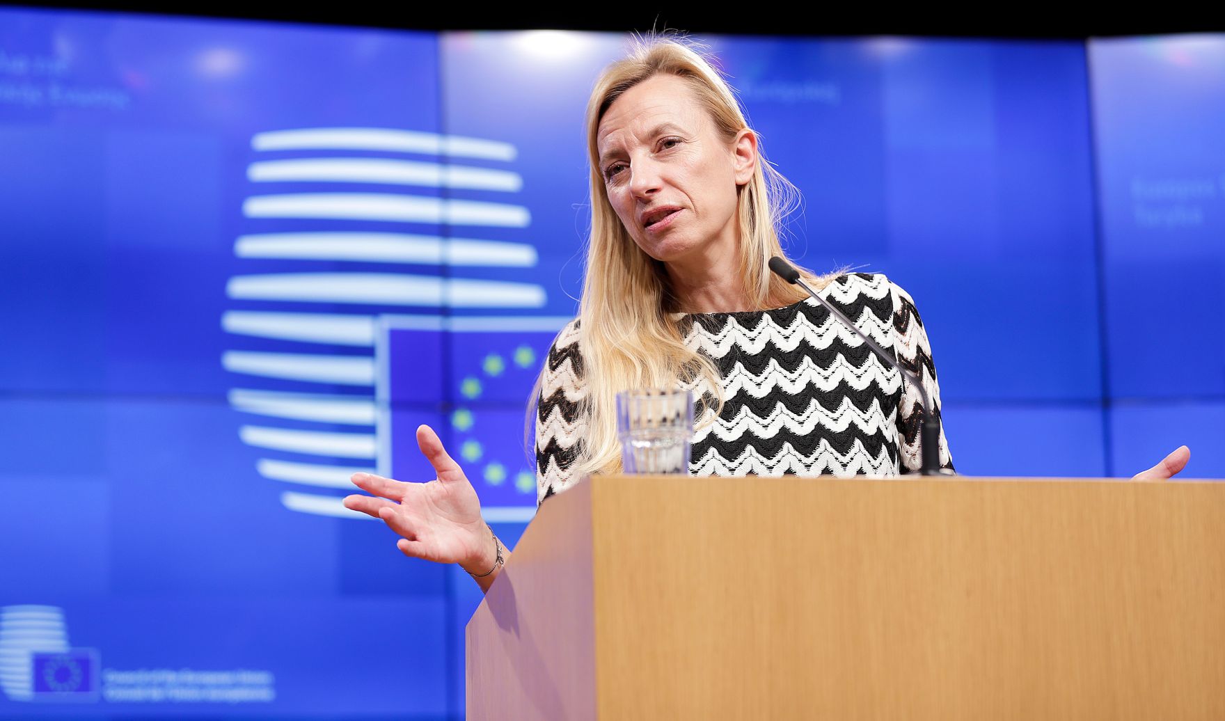 Am 26. November 2018 setzte Bundesministerin Juliane Bogner-Strau&szlig; ihre Reise nach Br&uuml;ssel anl&auml;sslich des Formellen Jugendrates fort. Im Bild bei der Pressekonferenz.