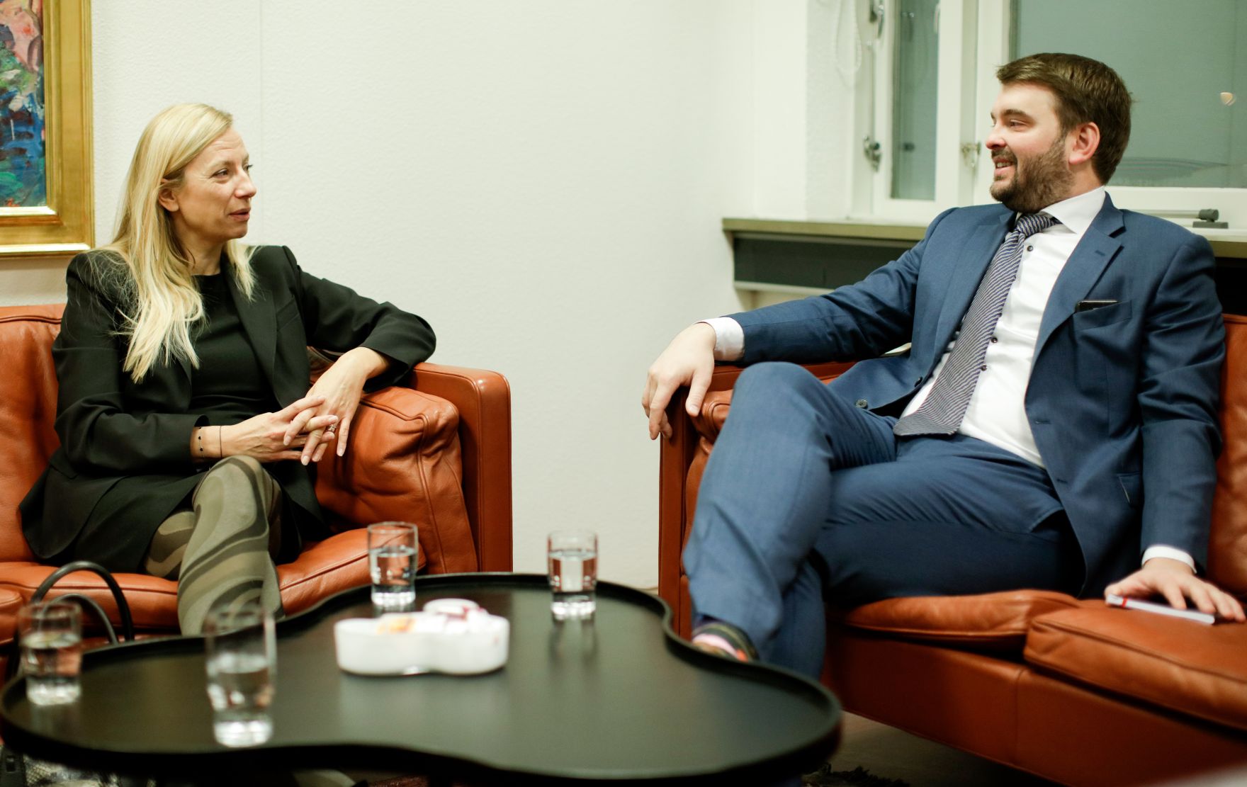 Am 28. November 2018 setzte Bundesministerin Juliane Bogner-Strau&szlig; (l.) ihre Reise nach Island fort. Im Bild bei einem Arbeitsgespr&auml;ch mit dem Minister f&uuml;r Soziales und Gleichberechtigung &Aacute;smundur Einar Da&eth;ason (r.).