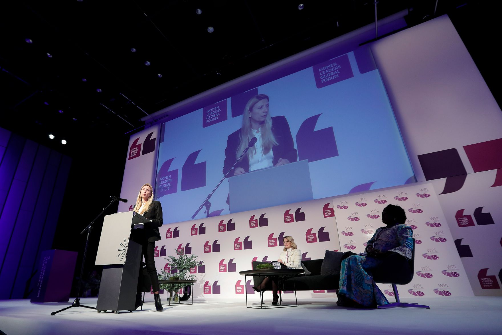 Am 27. November 2018 reiste Bundesministerin Juliane Bogner-Strau&szlig; (l.) anl&auml;sslich des Women Leaders Global Forum nach Island.