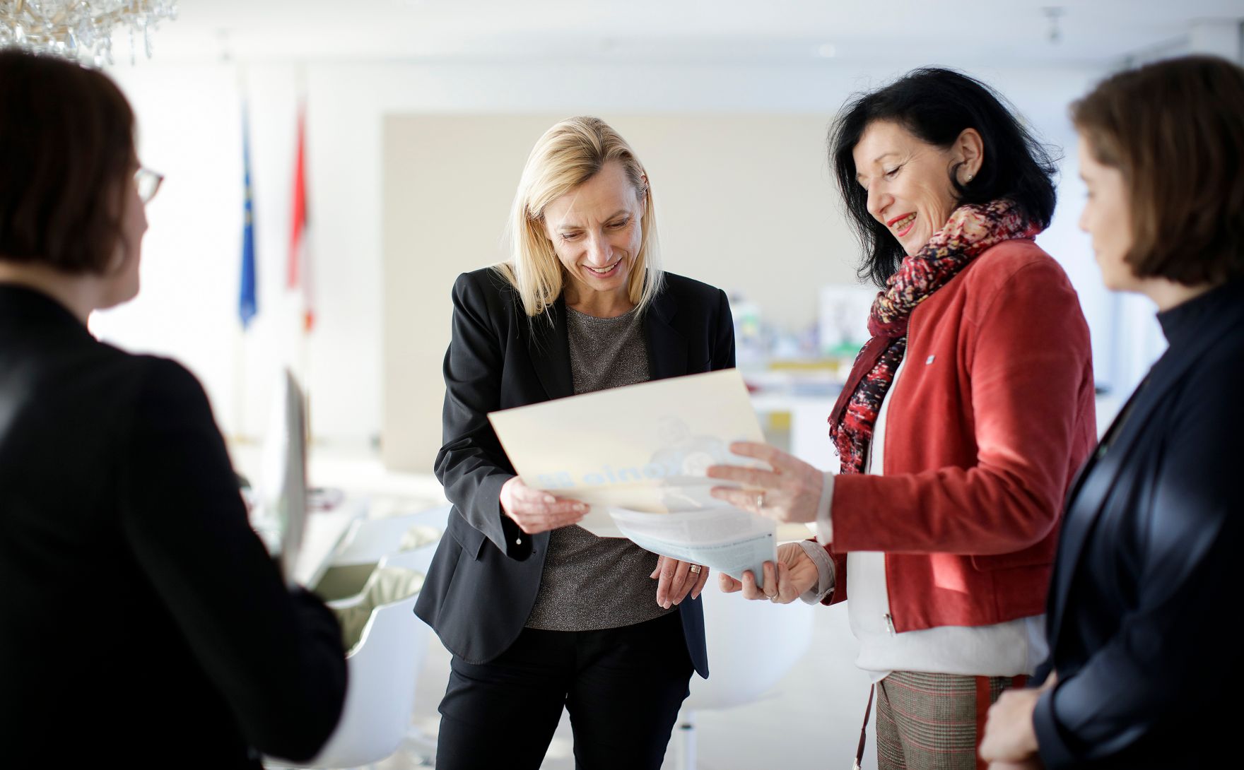 Am 29. November 2018 wurde Bundesministerin Juliane Bogner-Strau&szlig; (m.l.) von der Diakonie &Ouml;sterreich ein Adventkranz &uuml;berreicht.