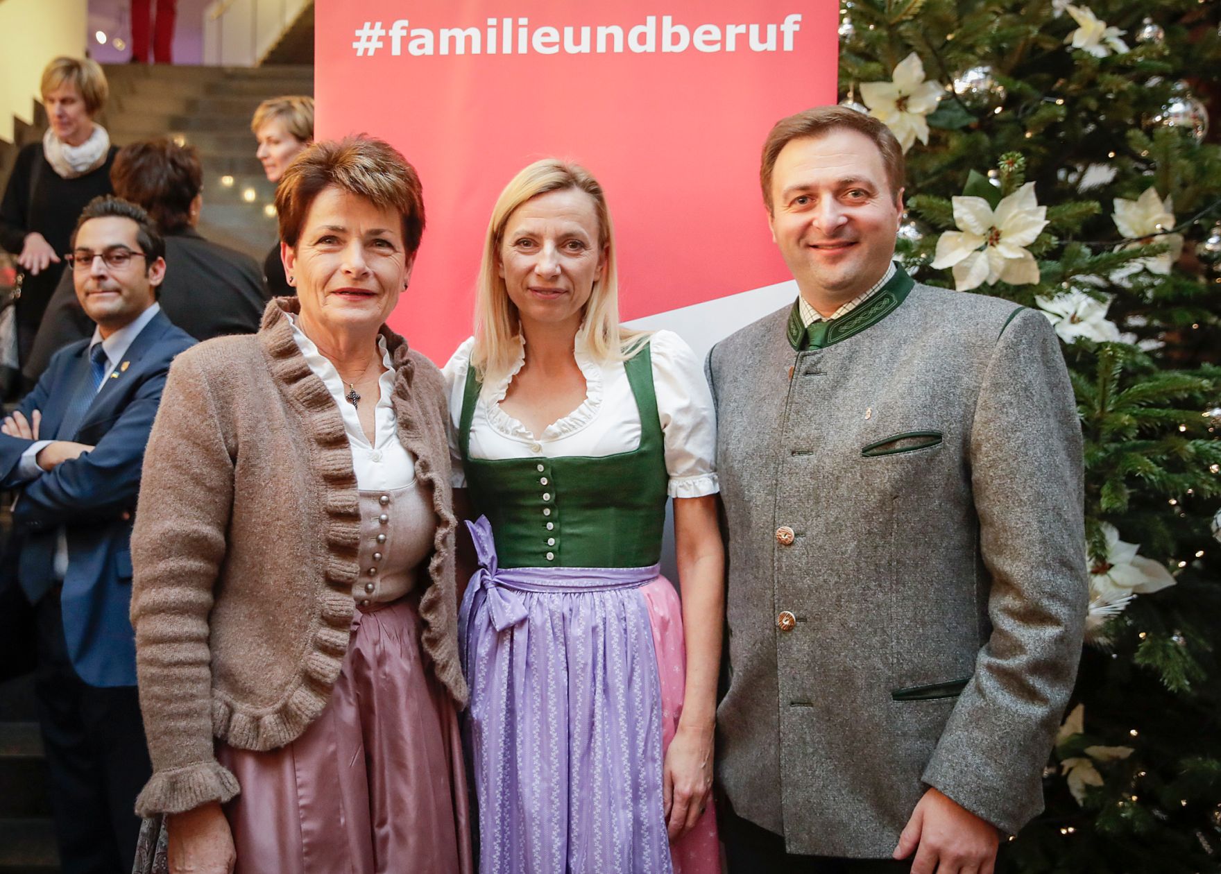 Am 29. November 2018 nahm Bundesministerin Juliane Bogner-Strau&szlig; (m.) an der feierlichen Verleihung des staatlichen G&uuml;tezeichens &sbquo;familienfreundlichegemeinde&lsquo; teil. Im Bild mit der Landtagsabgeordneten Martina P&uuml;hringer (l.) und dem B&uuml;rgermeister von St. Wolfgang am Wolfgangsee Franz Eisl (r.).