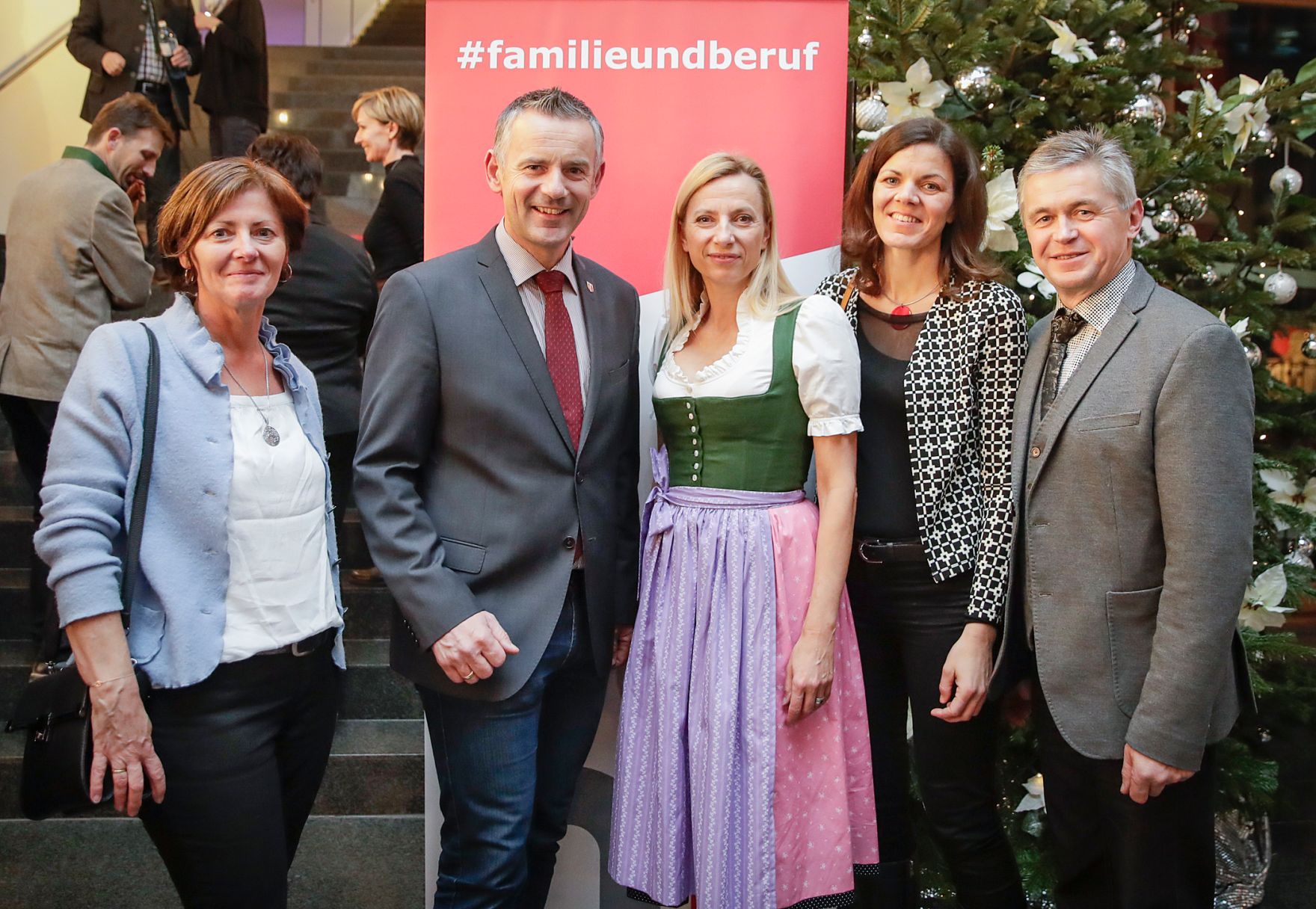 Am 29. November 2018 nahm Bundesministerin Juliane Bogner-Strau&szlig; (m.) an der feierlichen Verleihung des staatlichen G&uuml;tezeichens &sbquo;familienfreundlichegemeinde&lsquo; teil.