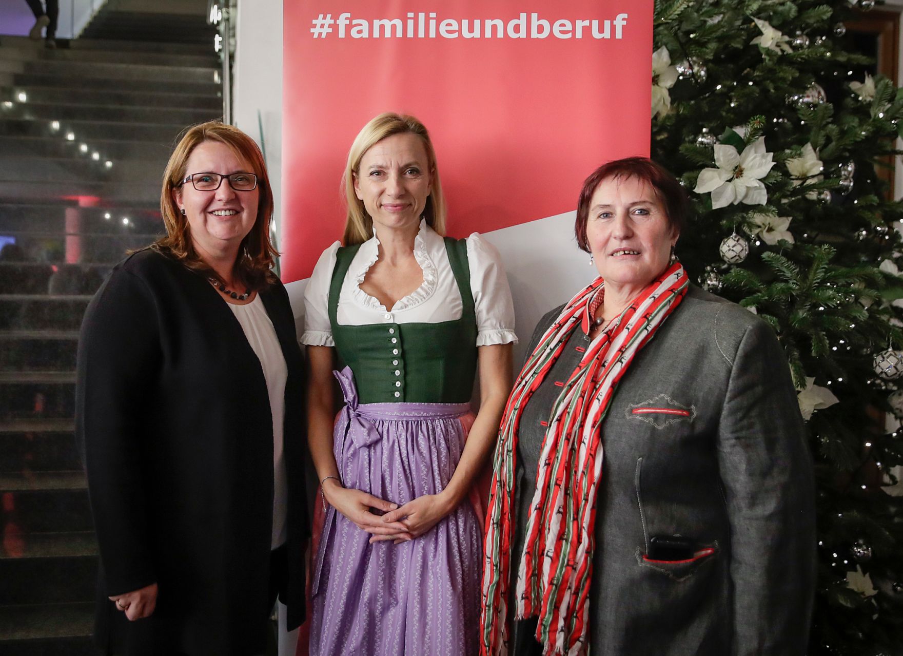Am 29. November 2018 nahm Bundesministerin Juliane Bogner-Strau&szlig; (m.) an der feierlichen Verleihung des staatlichen G&uuml;tezeichens &sbquo;familienfreundlichegemeinde&lsquo; teil.
