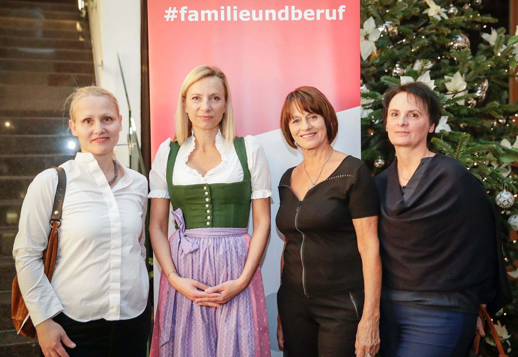 Am 29. November 2018 nahm Bundesministerin Juliane Bogner-Strau&szlig; (2.v.l.) an der feierlichen Verleihung des staatlichen G&uuml;tezeichens &sbquo;familienfreundlichegemeinde&lsquo; teil.