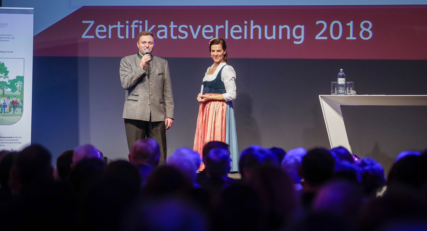 Am 29. November 2018 nahm Bundesministerin Juliane Bogner-Strau&szlig; an der feierlichen Verleihung des staatlichen G&uuml;tezeichens &sbquo;familienfreundlichegemeinde&lsquo; teil. Im Bild der B&uuml;rgermeister von St. Wolfgang am Wolfgangsee Franz Eisl (l.).