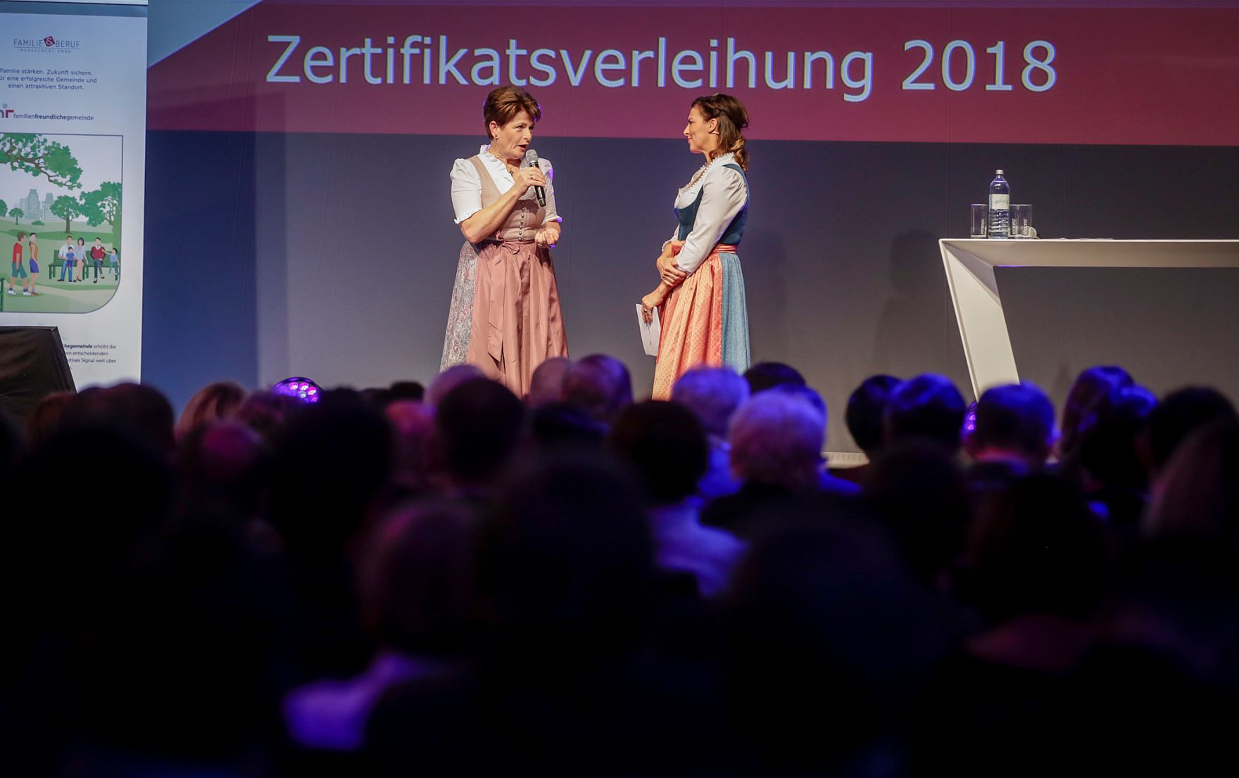 Am 29. November 2018 nahm Bundesministerin Juliane Bogner-Strau&szlig; an der feierlichen Verleihung des staatlichen G&uuml;tezeichens &sbquo;familienfreundlichegemeinde&lsquo; teil. Im Bild die Landtagsabgeordnete Martina P&uuml;hringer (l.).