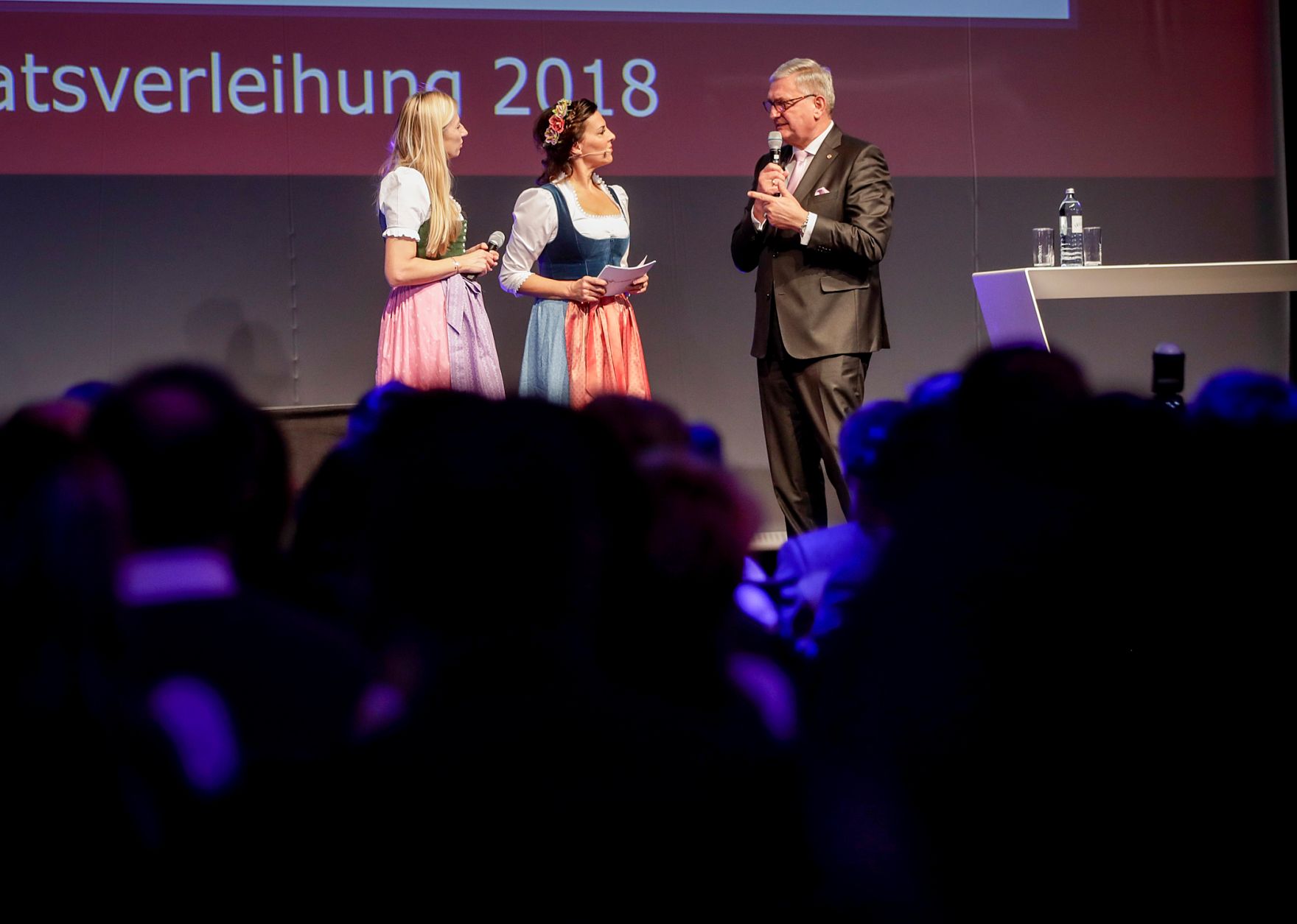 Am 29. November 2018 nahm Bundesministerin Juliane Bogner-Strau&szlig; (l.) an der feierlichen Verleihung des staatlichen G&uuml;tezeichens &sbquo;familienfreundlichegemeinde&lsquo; teil. Im Bild mit dem Pr&auml;sidenten des &Ouml;sterreichischen Gemeindebundes Alfred Riedl (r.).
