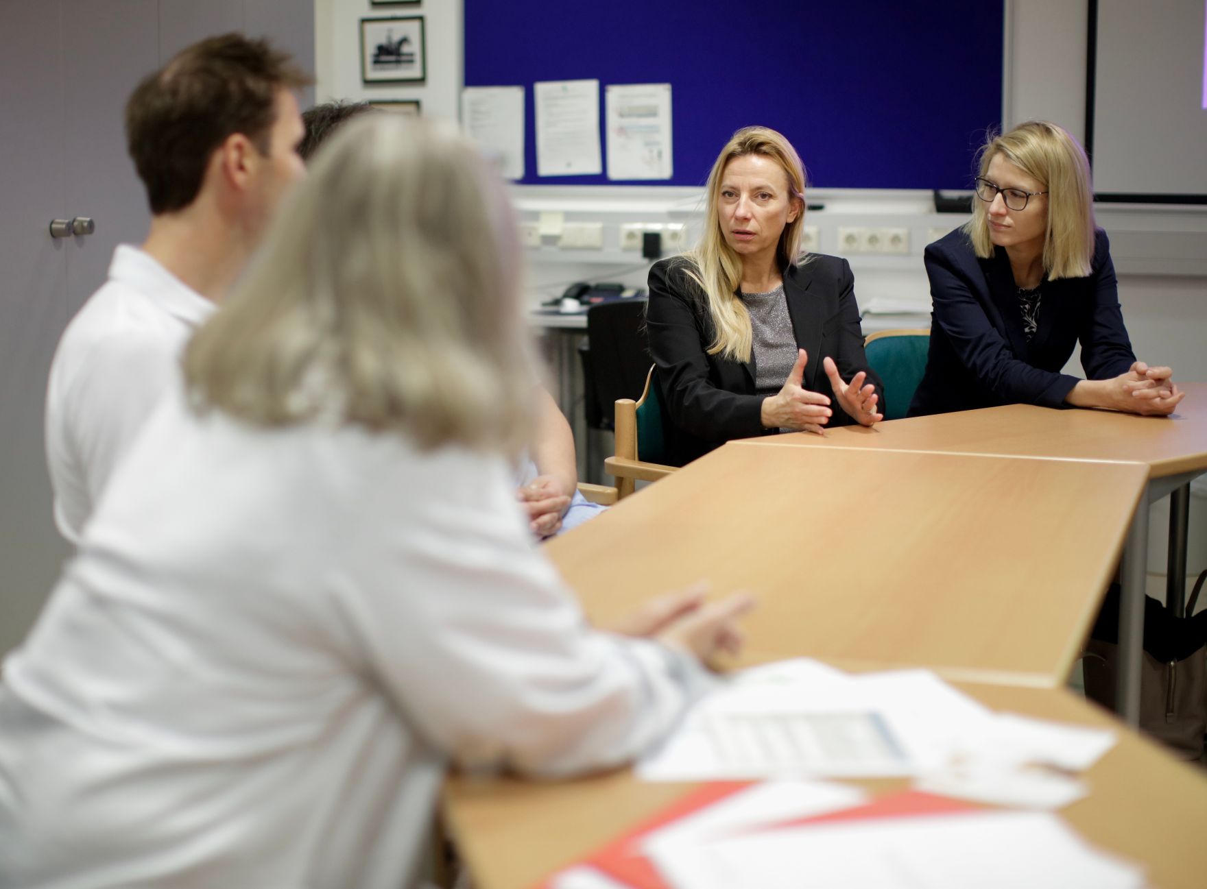 Am 30. November 2018 reiste Bundesministerin Juliane Bogner-Strau&szlig; (2.v.r.) nach Linz. Im Bild mit der ober&ouml;sterreichischen Landesr&auml;tin Christine Haberlander (r.) beim Besuch des Gewaltopferbetreuungsteams im Kepler Universit&auml;tsklinikum.
