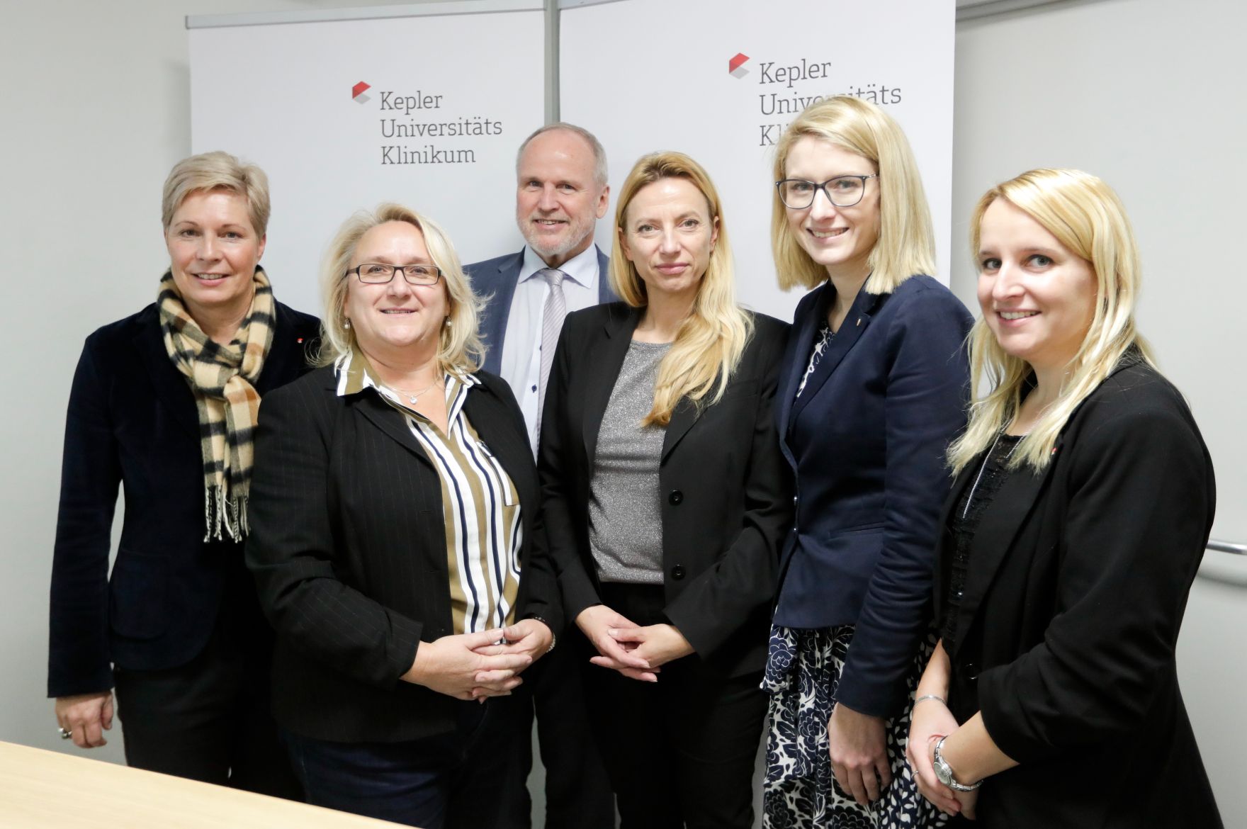Am 30. November 2018 reiste Bundesministerin Juliane Bogner-Strau&szlig; (3.v.r.) nach Linz. Im Bild mit der ober&ouml;sterreichischen Landesr&auml;tin Christine Haberlander (2.v.r.) beim Besuch des Gewaltopferbetreuungsteams im Kepler Universit&auml;tsklinikum.