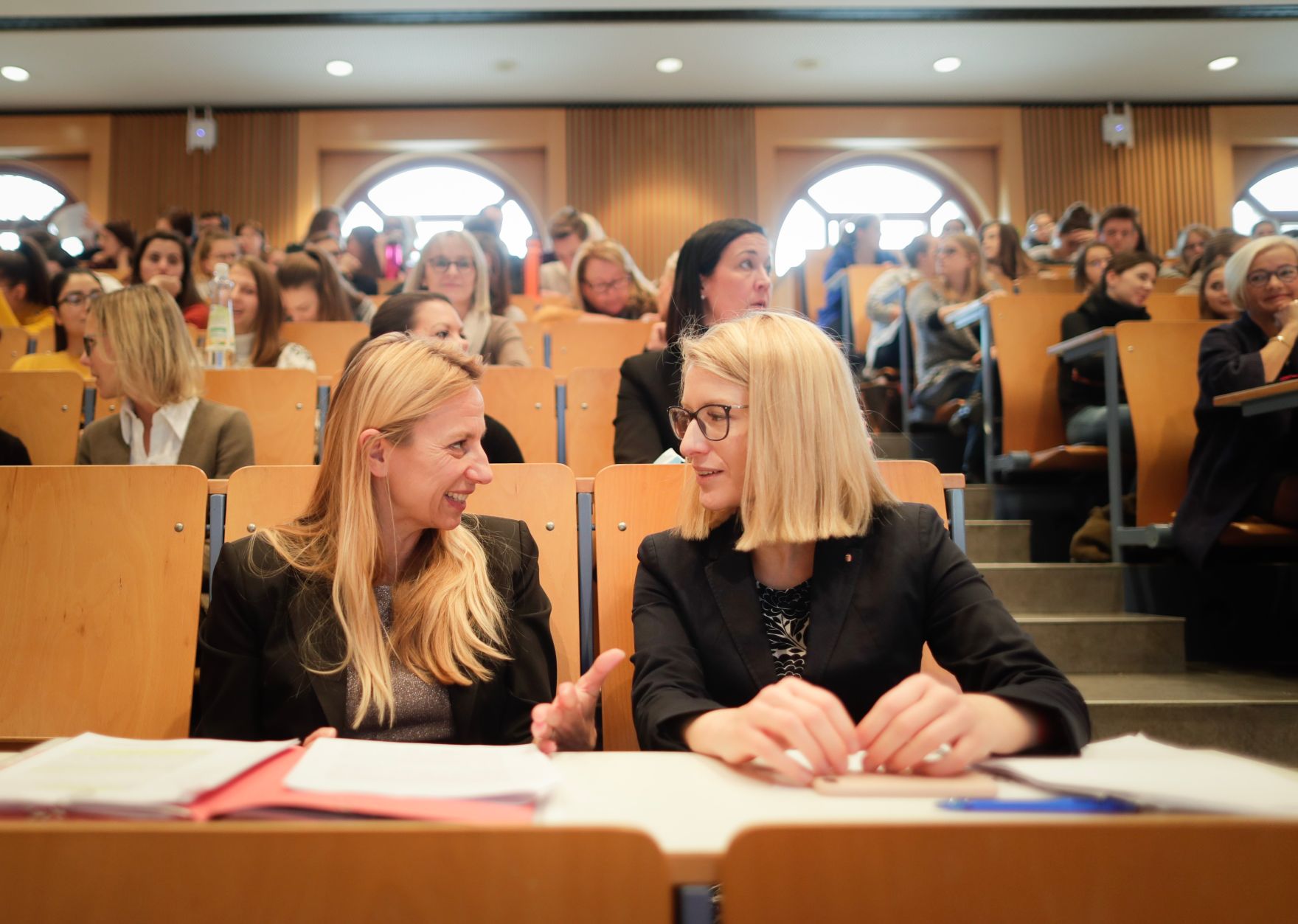 Am 30. November 2018 nahm Bundesministerin Juliane Bogner-Strau&szlig; (l.) an einer Diskussionsveranstaltung an der Fachhochschule f&uuml;r Gesundheitsberufe in Linz teil. Im Bild mit der ober&ouml;sterreichischen Landesr&auml;tin Christine Haberlander (r.).