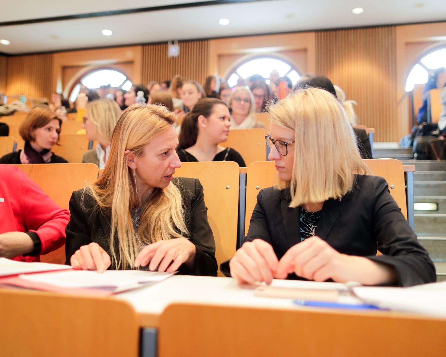 Am 30. November 2018 nahm Bundesministerin Juliane Bogner-Strau&szlig; (l.) an einer Diskussionsveranstaltung an der Fachhochschule f&uuml;r Gesundheitsberufe in Linz teil. Im Bild mit der ober&ouml;sterreichischen Landesr&auml;tin Christine Haberlander (r.).