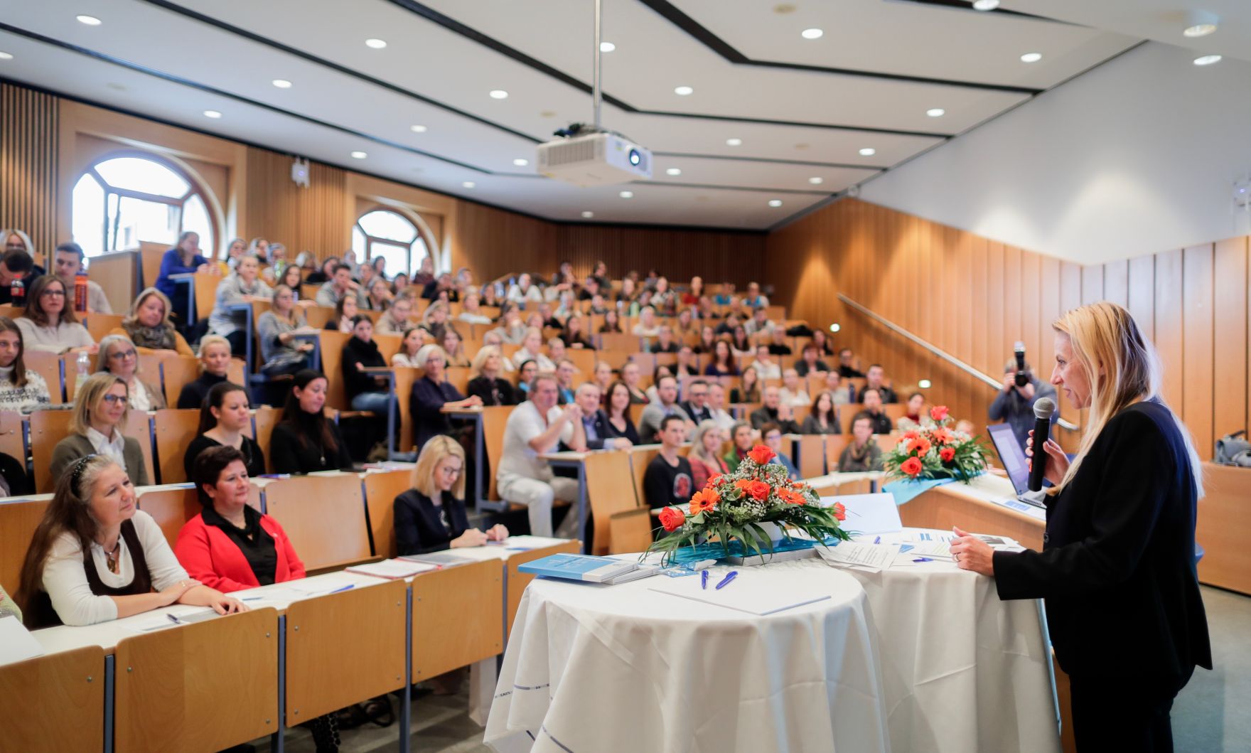 Am 30. November 2018 nahm Bundesministerin Juliane Bogner-Strau&szlig; (r.) an einer Diskussionsveranstaltung an der Fachhochschule f&uuml;r Gesundheitsberufe in Linz teil.