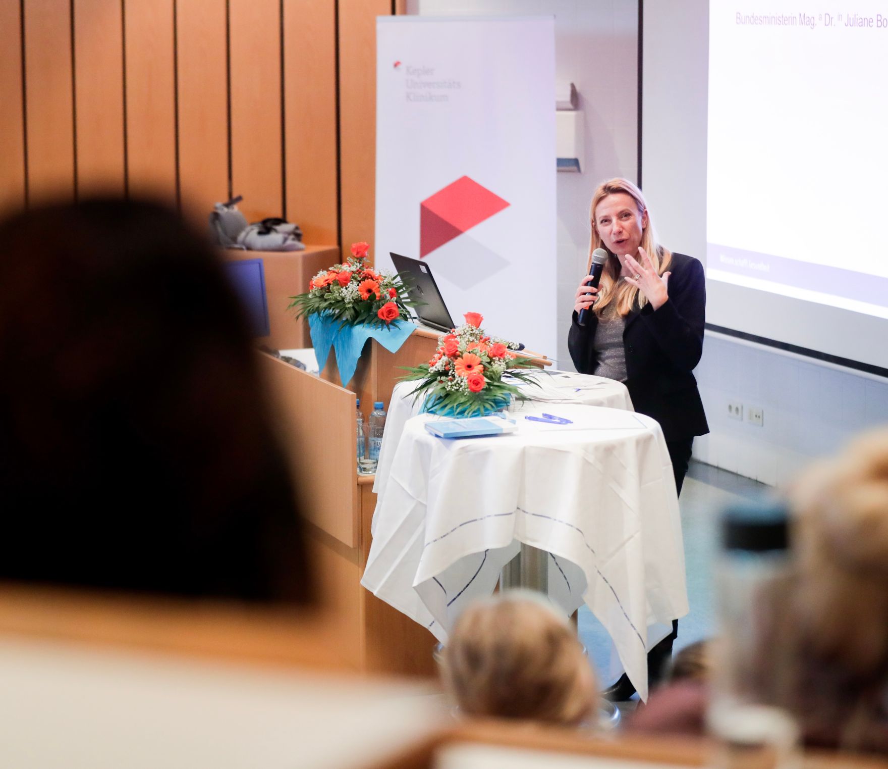 Am 30. November 2018 nahm Bundesministerin Juliane Bogner-Strau&szlig; (im Bild) an einer Diskussionsveranstaltung an der Fachhochschule f&uuml;r Gesundheitsberufe in Linz teil.