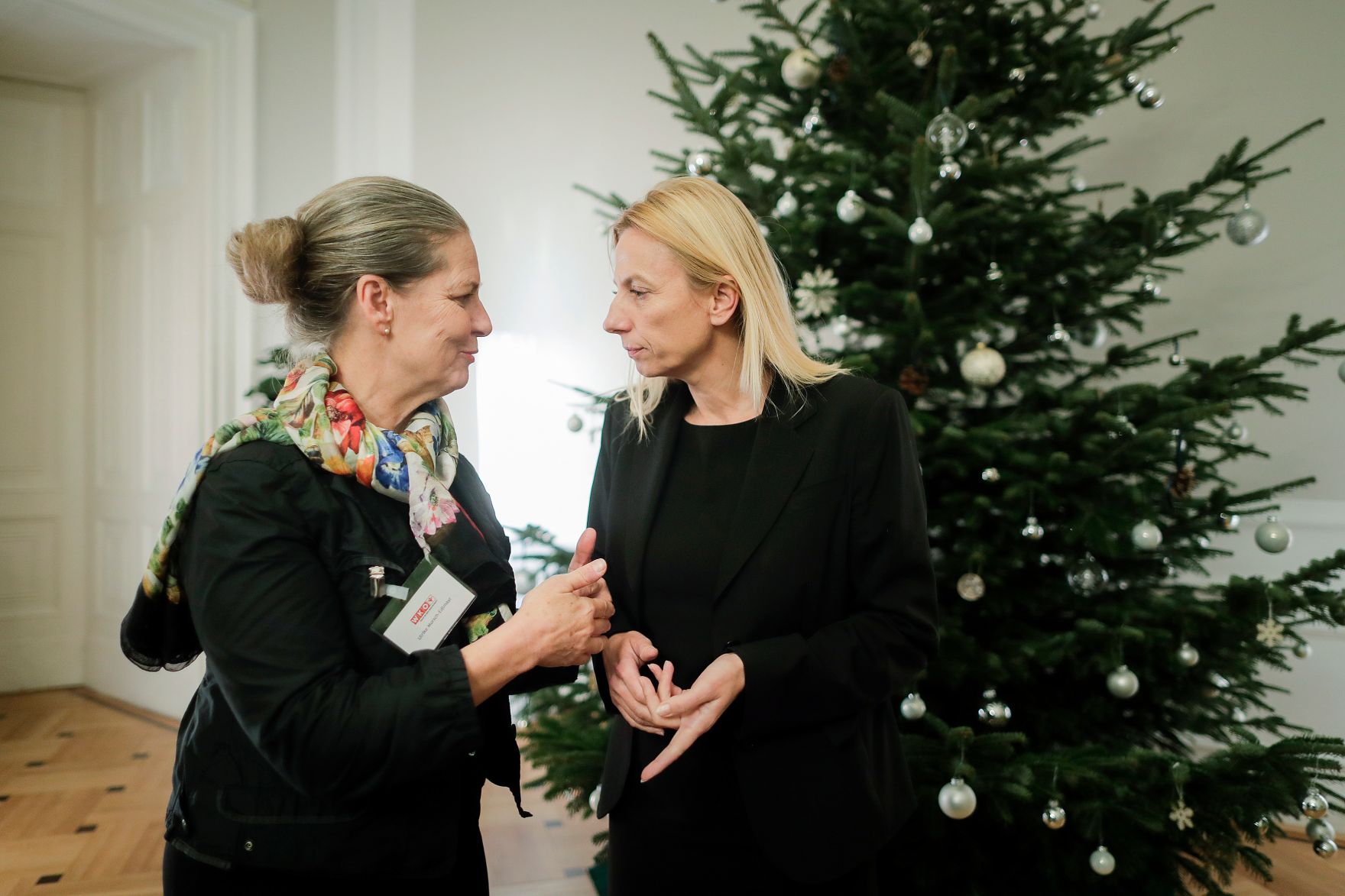 Am 4. Dezember 2018 fand die &quot;Ladies Lounge&quot; des Netzwerkes &quot;Frau in der Wirtschaft&quot; im Bundeskanzleramt statt. Im Bild Bundesministerin Juliane Bogner-Strau&szlig; (r.).