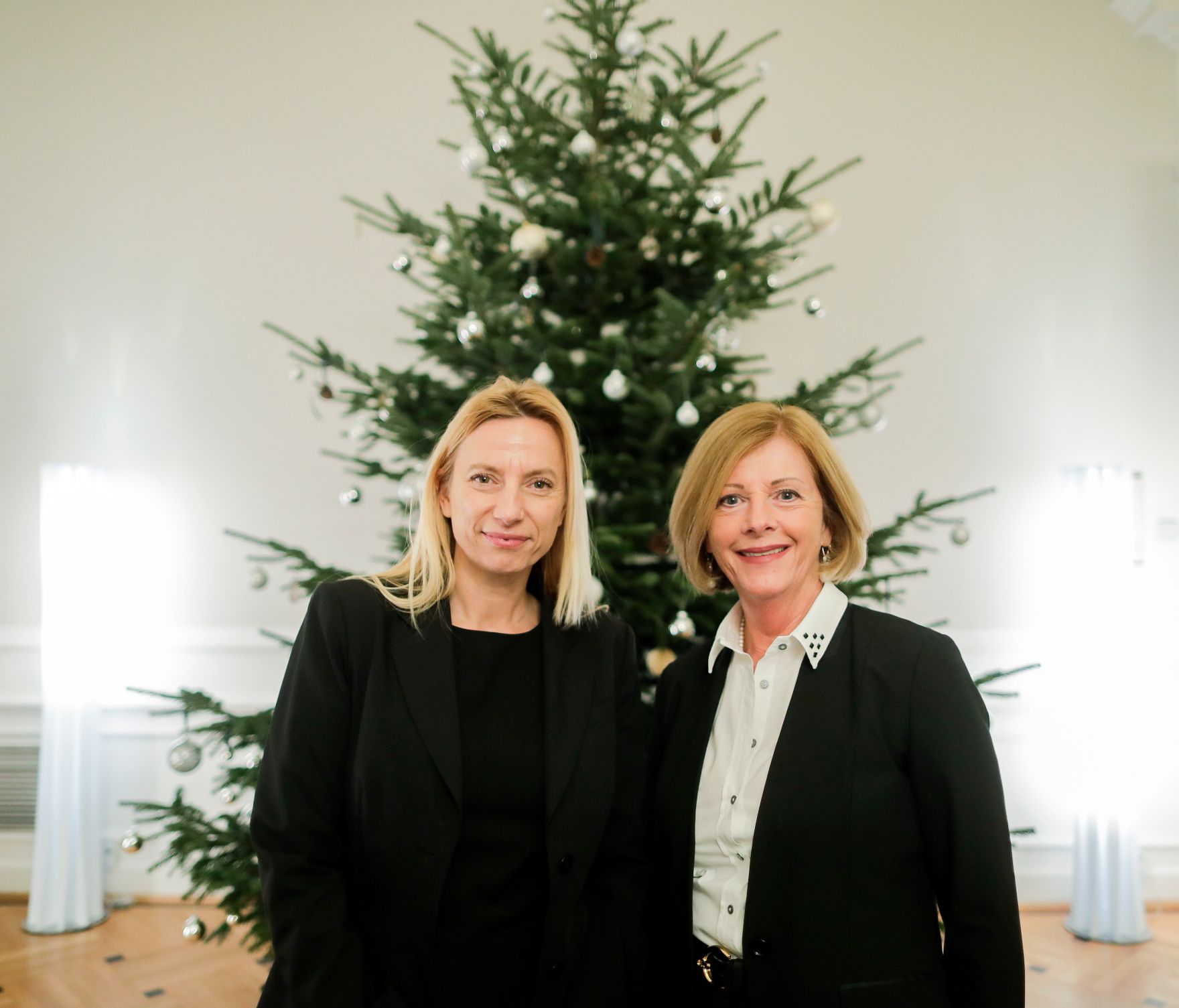 Am 4. Dezember 2018 fand die &quot;Ladies Lounge&quot; des Netzwerkes &quot;Frau in der Wirtschaft&quot; im Bundeskanzleramt statt. Im Bild Bundesministerin Juliane Bogner-Strau&szlig; (l.).