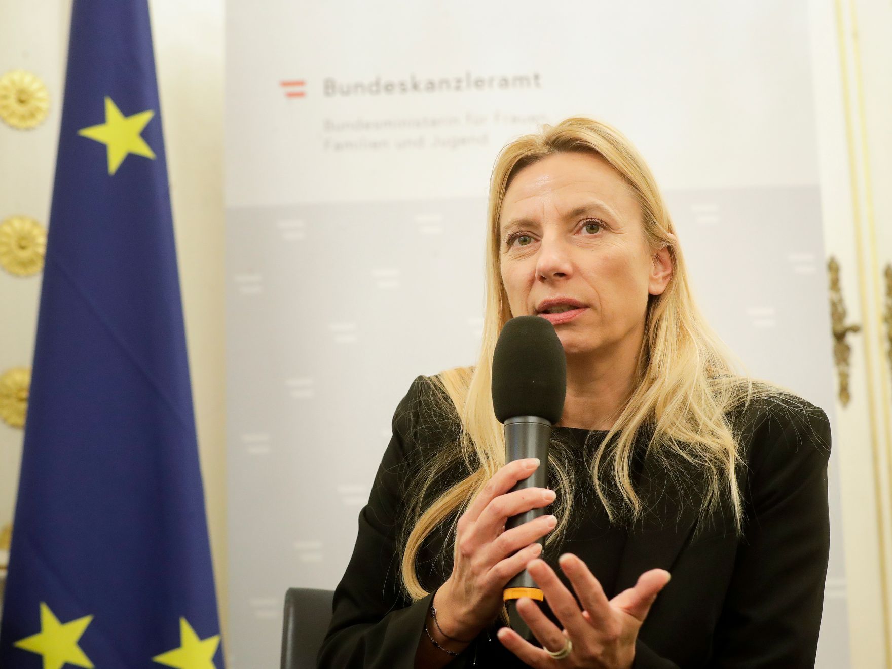 Am 4. Dezember 2018 fand die &quot;Ladies Lounge&quot; des Netzwerkes &quot;Frau in der Wirtschaft&quot; im Bundeskanzleramt statt. Im Bild Bundesministerin Juliane Bogner-Strau&szlig;.