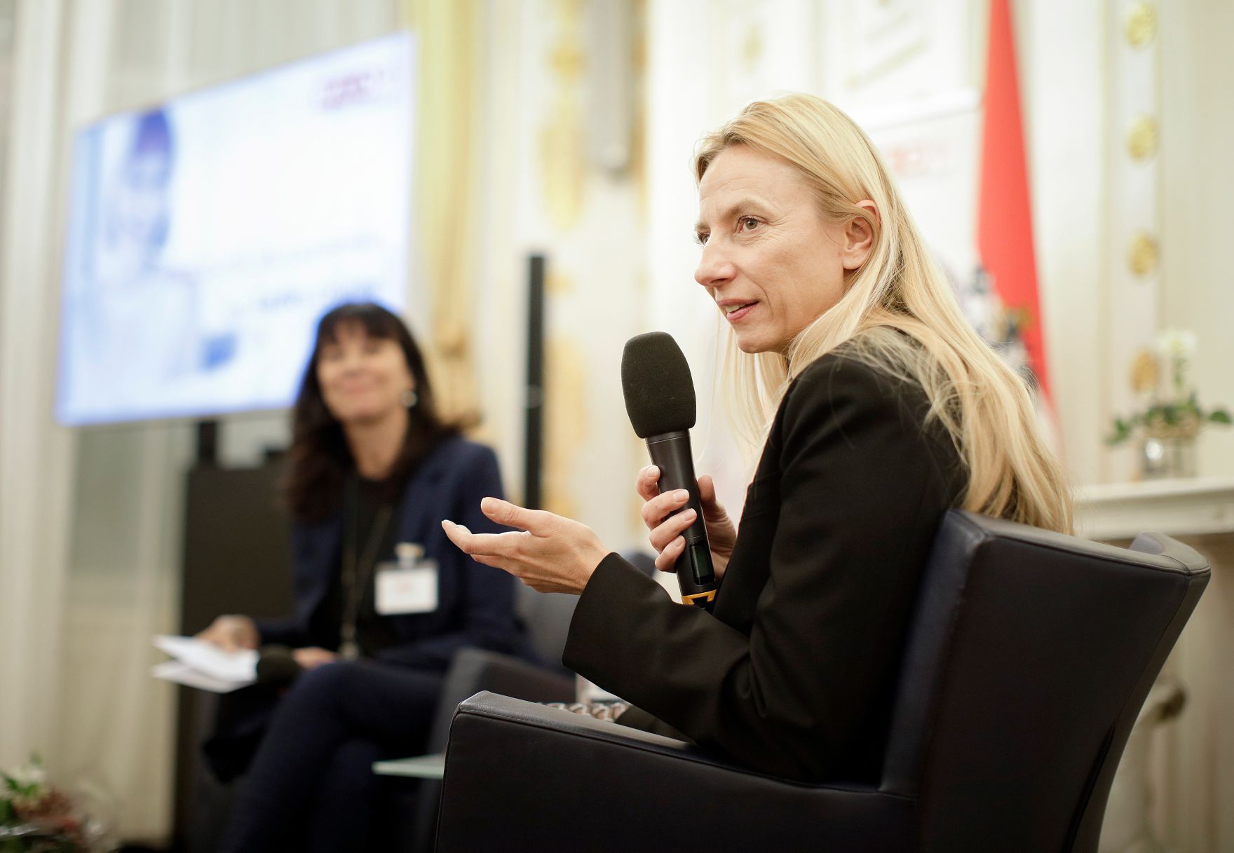 Am 4. Dezember 2018 fand die &quot;Ladies Lounge&quot; des Netzwerkes &quot;Frau in der Wirtschaft&quot; im Bundeskanzleramt statt. Im Bild Bundesministerin Juliane Bogner-Strau&szlig; (r.).