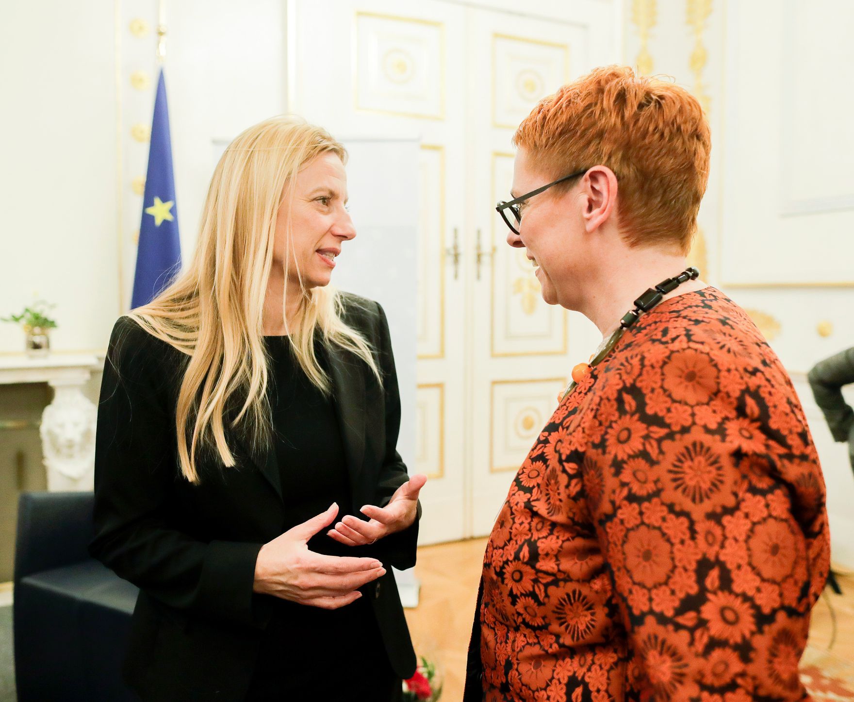 Am 4. Dezember 2018 fand die &quot;Ladies Lounge&quot; des Netzwerkes &quot;Frau in der Wirtschaft&quot; im Bundeskanzleramt statt. Im Bild Bundesministerin Juliane Bogner-Strau&szlig; (l.).