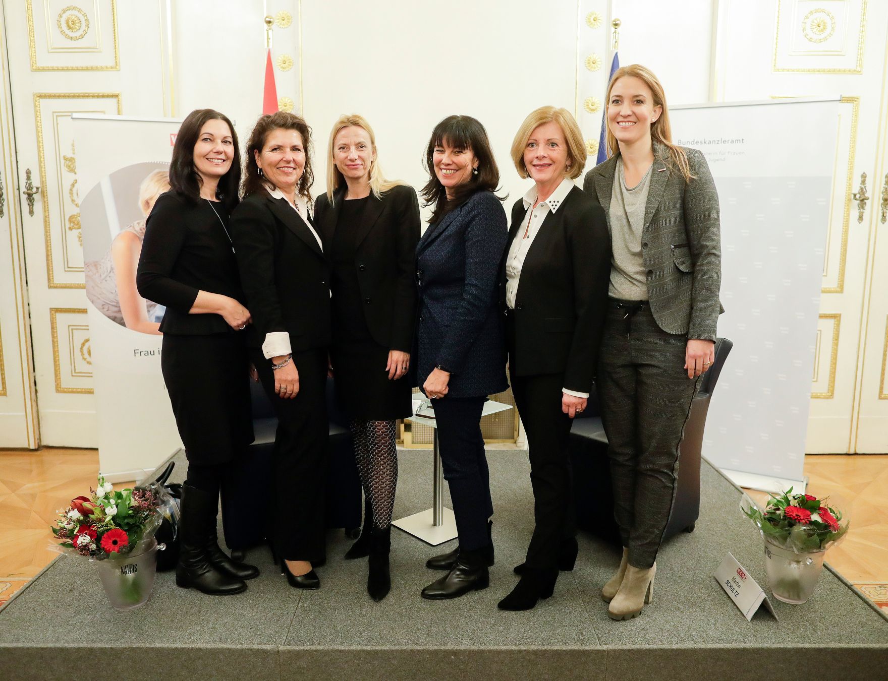Am 4. Dezember 2018 fand die &quot;Ladies Lounge&quot; des Netzwerkes &quot;Frau in der Wirtschaft&quot; im Bundeskanzleramt statt. Im Bild Bundesministerin Juliane Bogner-Strau&szlig; (m.l.).