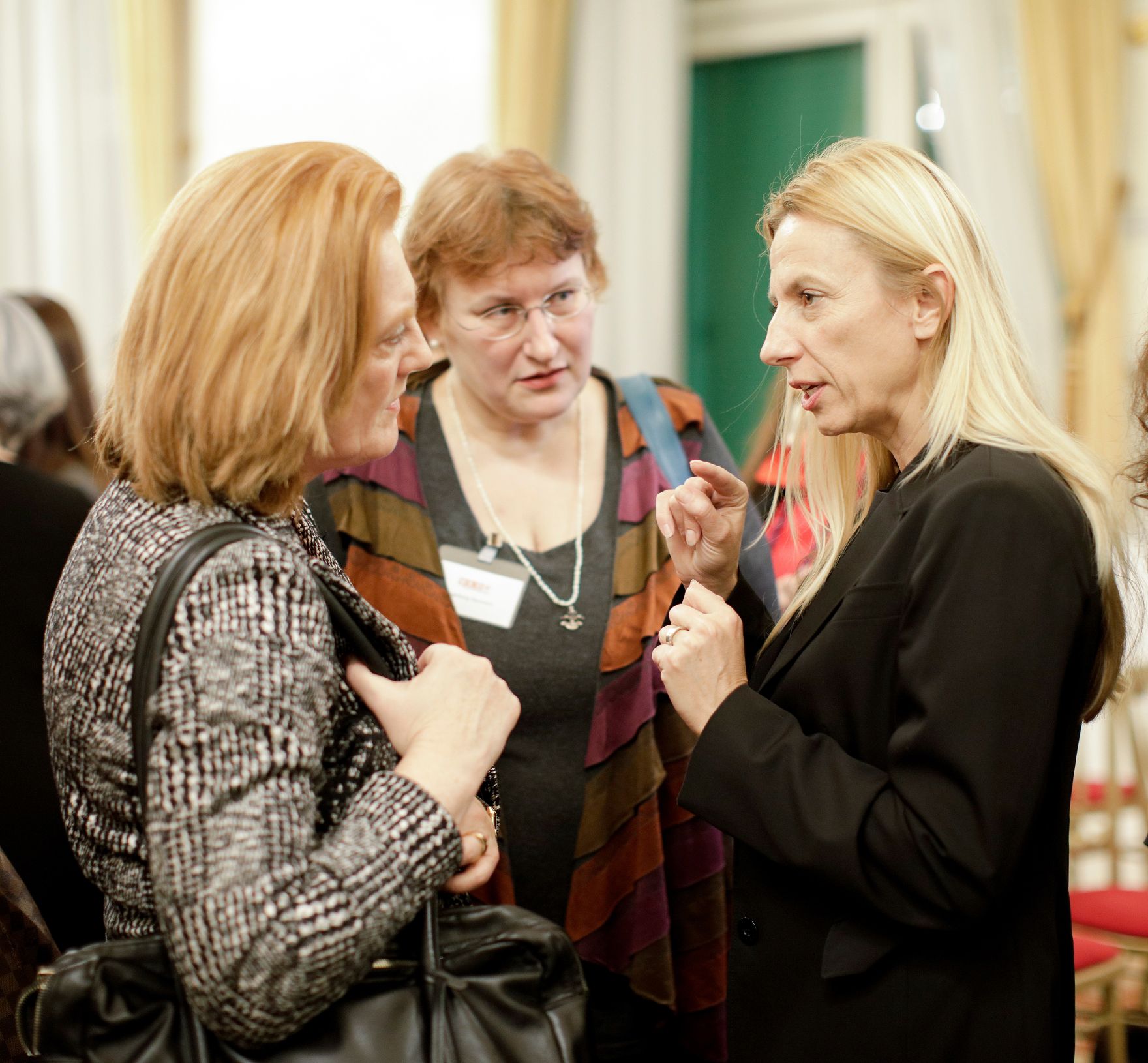 Am 4. Dezember 2018 fand die &quot;Ladies Lounge&quot; des Netzwerkes &quot;Frau in der Wirtschaft&quot; im Bundeskanzleramt statt. Im Bild Bundesministerin Juliane Bogner-Strau&szlig; (r.).