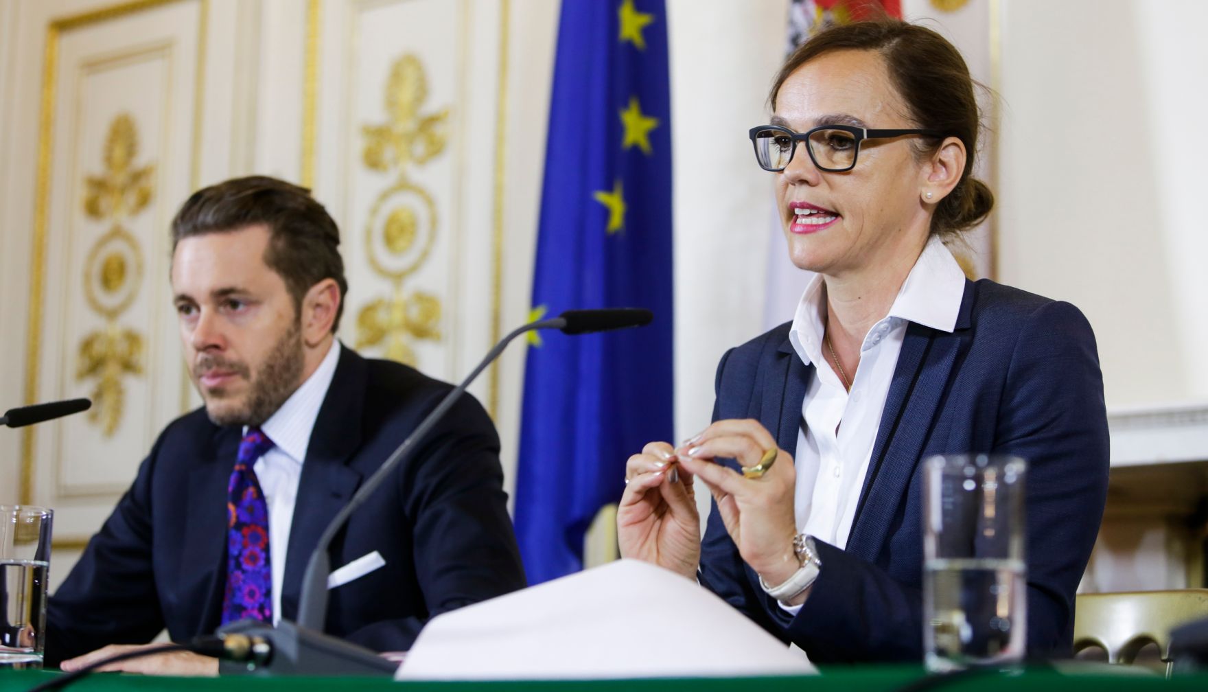 Staatssekret&auml;r Harald Mahrer (l.) und Bildungsministerin Sonja Hammerschmid (r.) beim Medienbriefing &uuml;ber die Regierungssitzung am 18. Oktober 2016.