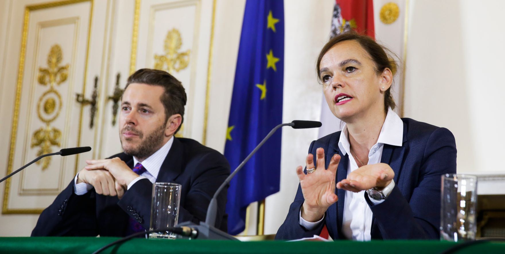 Staatssekret&auml;r Harald Mahrer (l.) und Bildungsministerin Sonja Hammerschmid (r.) beim Medienbriefing &uuml;ber die Regierungssitzung am 18. Oktober 2016.