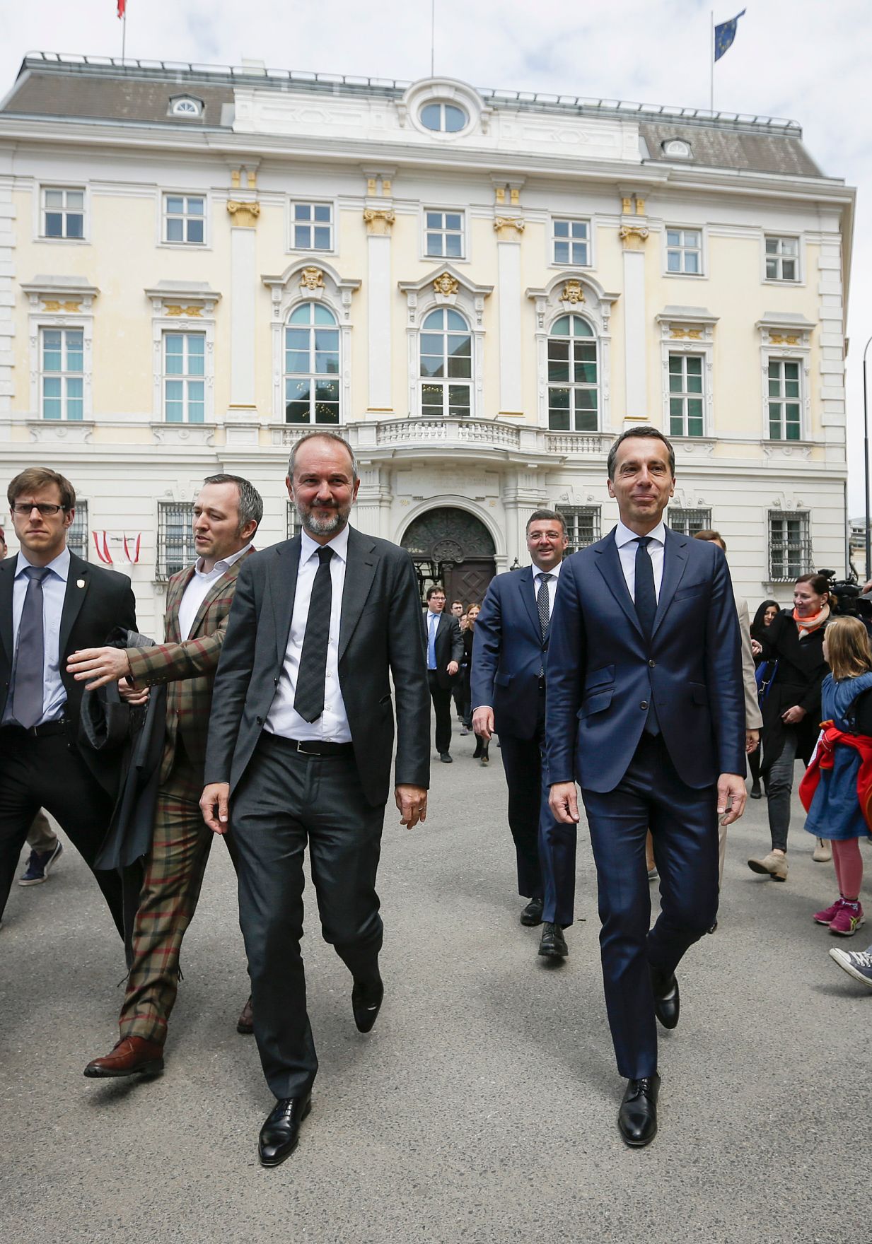 Am 18. Mai 2016 nahm der Bundeskanzler an der Angelobung der neuen Regierungsmitglieder durch den Bundespr&auml;sidenten in der Pr&auml;sidentschaftskanzlei teil. Im Bild Bundeskanzler Christian Kern (r.) und Thomas Drozda, Bundesminister ohne Portefeuille (l.).