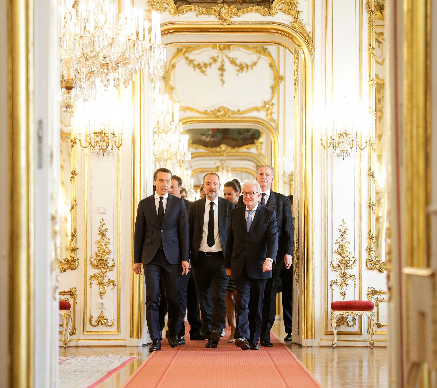 Am 18. Mai 2016 nahm der Bundeskanzler an der Angelobung der neuen Regierungsmitglieder durch den Bundespr&auml;sidenten in der Pr&auml;sidentschaftskanzlei teil. Im Bild Bundeskanzler Christian Kern (l.) und Thomas Drozda, Bundesminister ohne Portefeuille (m.).