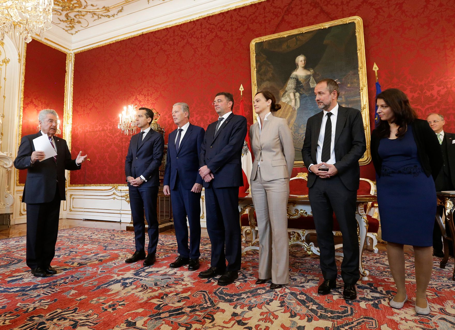 Am 18. Mai 2016 nahm der Bundeskanzler an der Angelobung der neuen Regierungsmitglieder durch den Bundespr&auml;sidenten in der Pr&auml;sidentschaftskanzlei teil. Im Bild (v.l.n.r.) Bundespr&auml;sident Heinz Fischer, Bundeskanzler Christian Kern, Vizekanzler und Bundesminister Reinhold Mitterlehner, J&ouml;rg Leichtfried, Bundesminister f&uuml;r Verkehr, Innovation und Technologie, Sonja Hammerschmid, Bundesministerin im Bundesministerium f&uuml;r Bildung und Frauen, Thomas Drozda, Bundesminister ohne Portefeuille und Muna Duzdar, Staatssekret&auml;rin im Bundeskanzleramt.