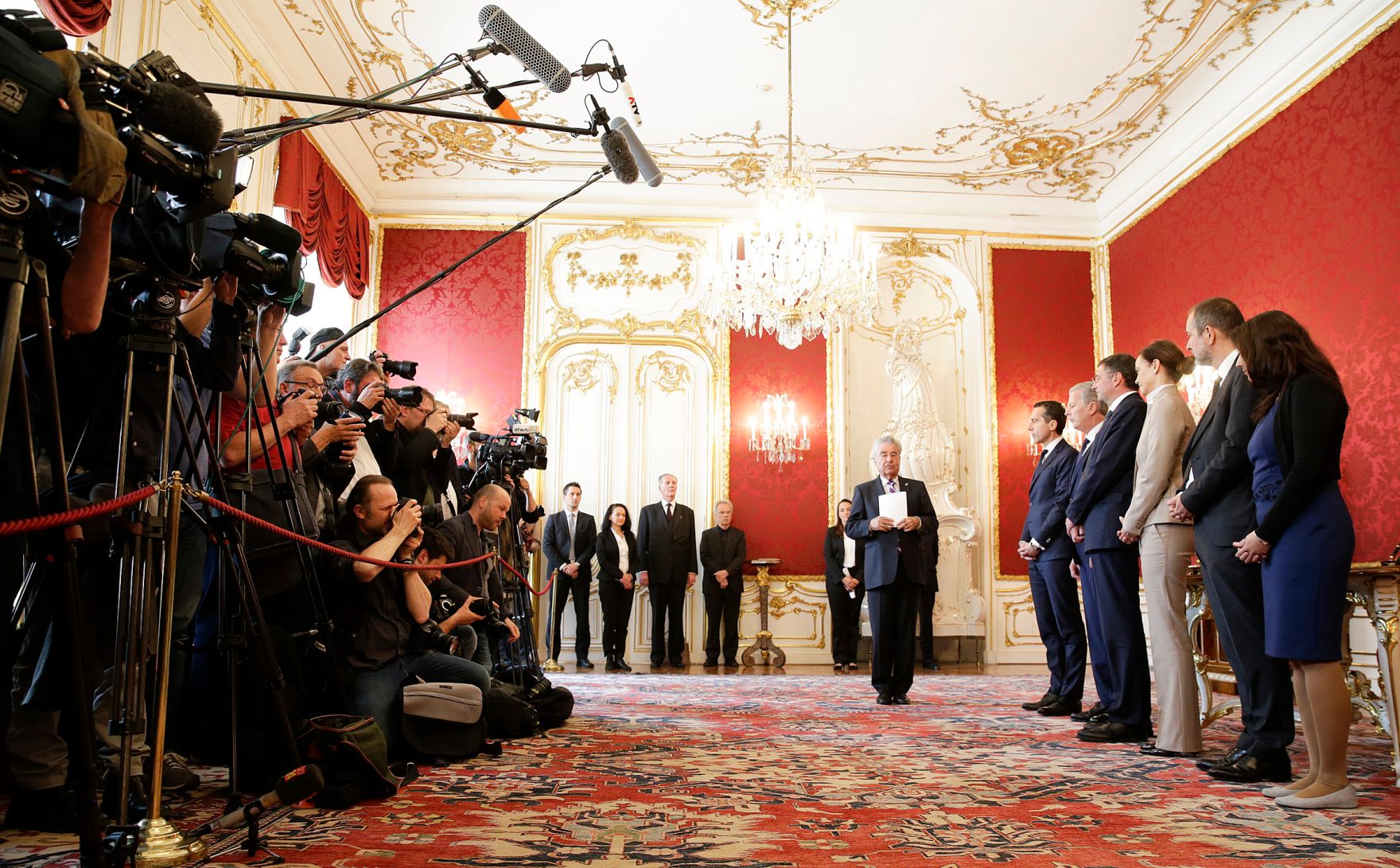 Am 18. Mai 2016 nahm der Bundeskanzler an der Angelobung der neuen Regierungsmitglieder durch den Bundespr&auml;sidenten in der Pr&auml;sidentschaftskanzlei teil. Im Bild (v.l.n.r.) Bundespr&auml;sident Heinz Fischer, Bundeskanzler Christian Kern, Vizekanzler und Bundesminister Reinhold Mitterlehner, J&ouml;rg Leichtfried, Bundesminister f&uuml;r Verkehr, Innovation und Technologie, Sonja Hammerschmid, Bundesministerin im Bundesministerium f&uuml;r Bildung und Frauen, Thomas Drozda, Bundesminister ohne Portefeuille und Muna Duzdar, Staatssekret&auml;rin im Bundeskanzleramt.