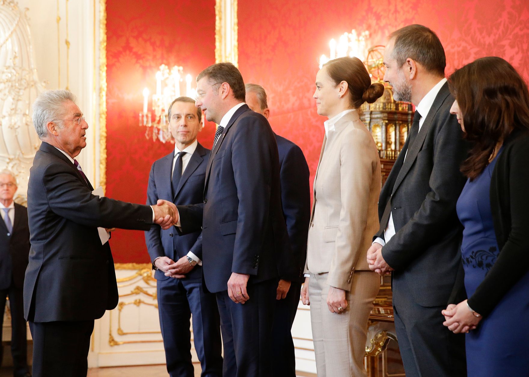 Am 18. Mai 2016 nahm der Bundeskanzler an der Angelobung der neuen Regierungsmitglieder durch den Bundespr&auml;sidenten in der Pr&auml;sidentschaftskanzlei teil. Im Bild (v.l.n.r.) Bundespr&auml;sident Heinz Fischer, Bundeskanzler Christian Kern, Vizekanzler und Bundesminister Reinhold Mitterlehner, J&ouml;rg Leichtfried, Bundesminister f&uuml;r Verkehr, Innovation und Technologie, Sonja Hammerschmid, Bundesministerin im Bundesministerium f&uuml;r Bildung und Frauen, Thomas Drozda, Bundesminister ohne Portefeuille und Muna Duzdar, Staatssekret&auml;rin im Bundeskanzleramt.