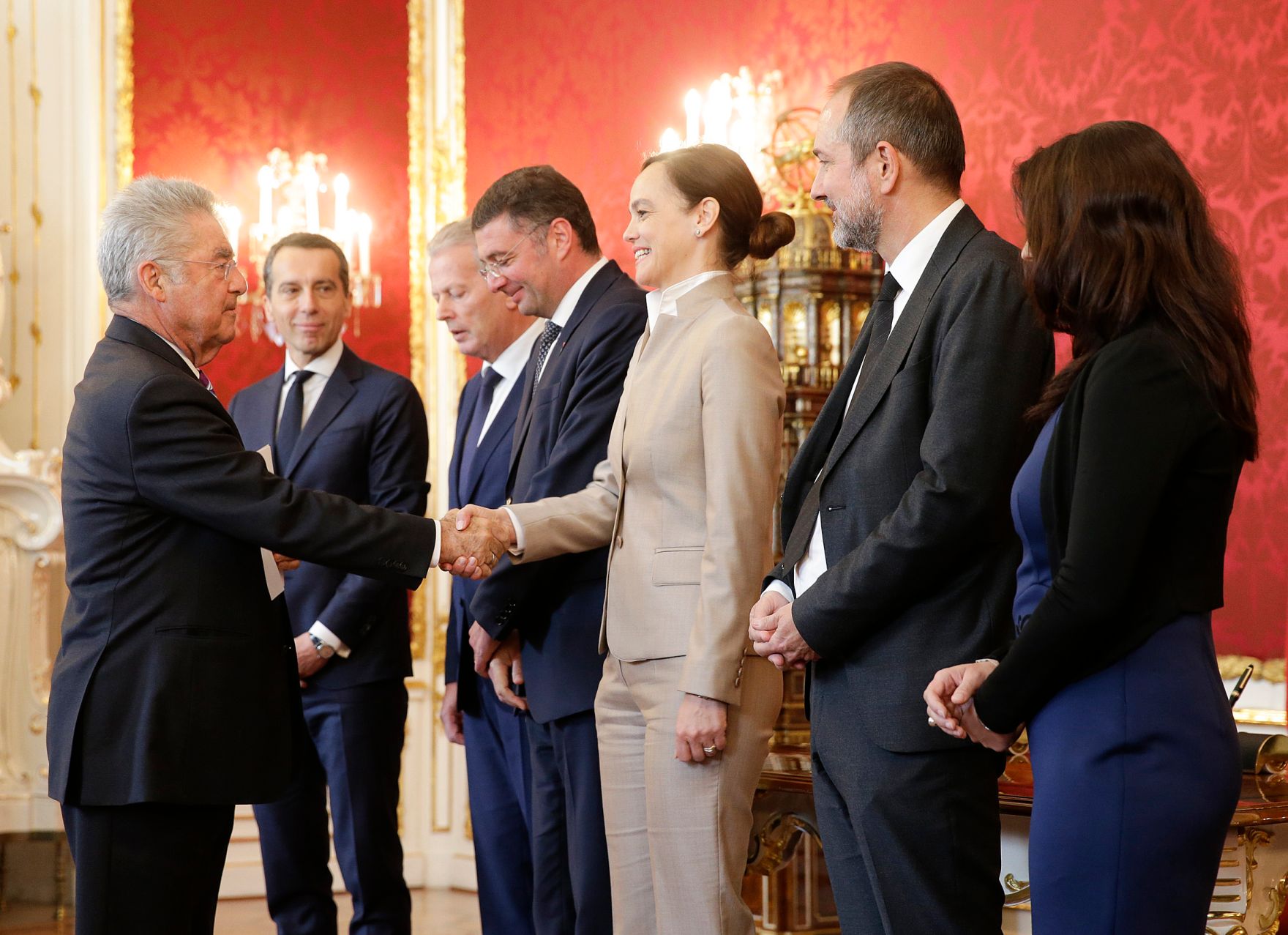 Am 18. Mai 2016 nahm der Bundeskanzler an der Angelobung der neuen Regierungsmitglieder durch den Bundespr&auml;sidenten in der Pr&auml;sidentschaftskanzlei teil. Im Bild (v.l.n.r.) Bundespr&auml;sident Heinz Fischer, Bundeskanzler Christian Kern, Vizekanzler und Bundesminister Reinhold Mitterlehner, J&ouml;rg Leichtfried, Bundesminister f&uuml;r Verkehr, Innovation und Technologie, Sonja Hammerschmid, Bundesministerin im Bundesministerium f&uuml;r Bildung und Frauen, Thomas Drozda, Bundesminister ohne Portefeuille und Muna Duzdar, Staatssekret&auml;rin im Bundeskanzleramt.