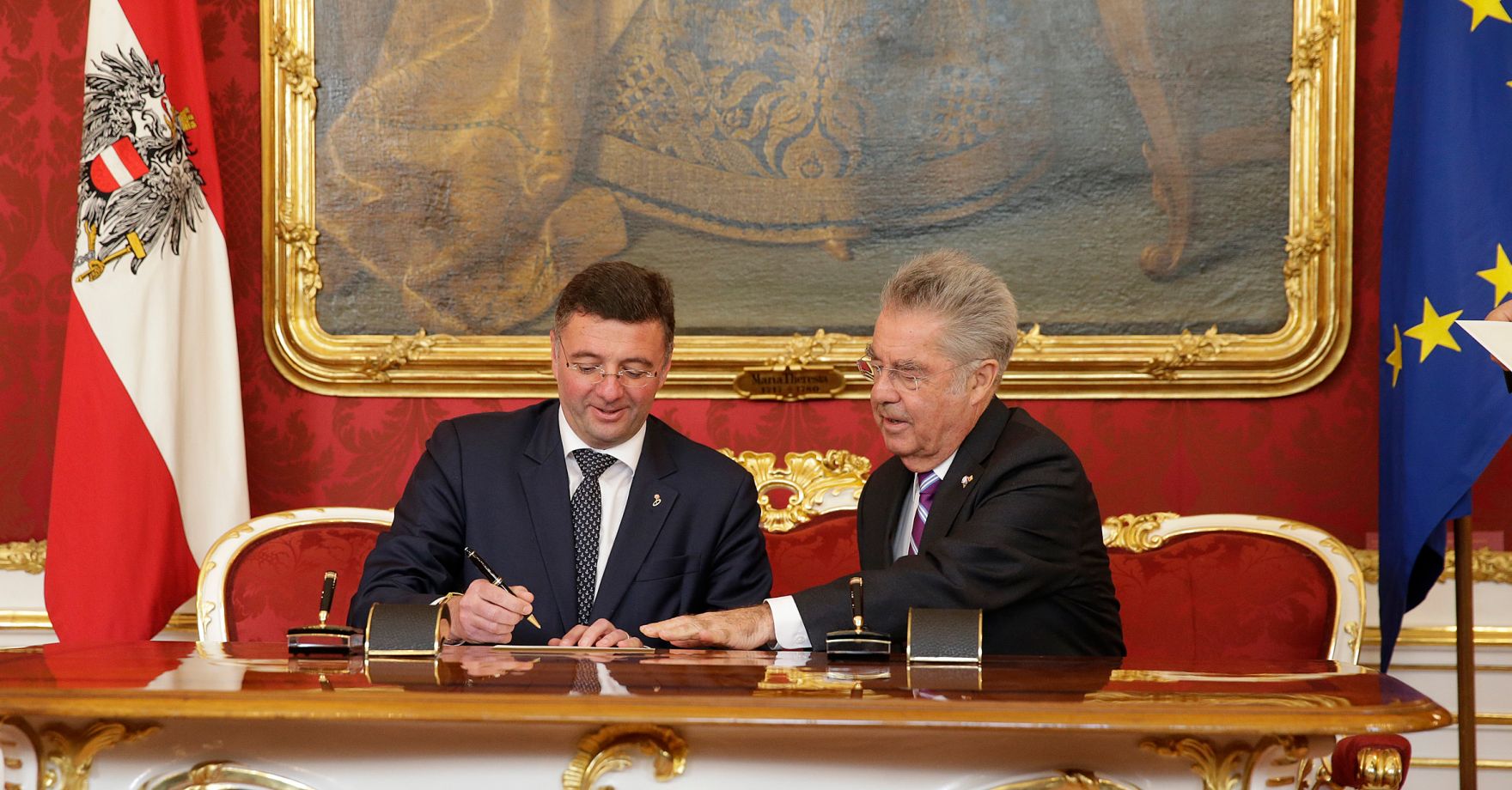 Am 18. Mai 2016 nahm der Bundeskanzler an der Angelobung der neuen Regierungsmitglieder durch den Bundespr&auml;sidenten in der Pr&auml;sidentschaftskanzlei teil. Im Bild Bundespr&auml;sident Heinz Fischer (r.) und J&ouml;rg Leichtfried, Bundesminister f&uuml;r Verkehr (l.).