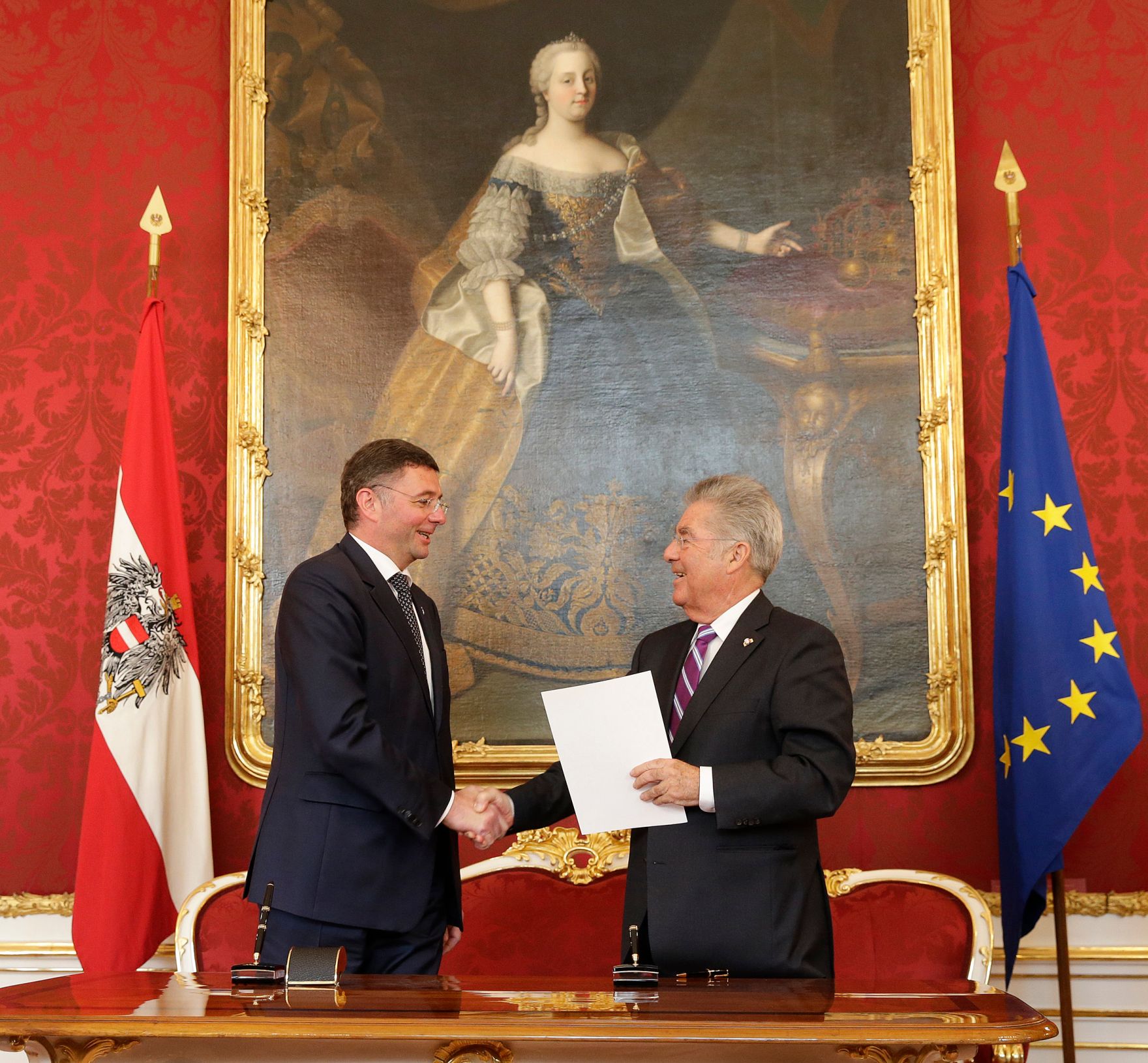 Am 18. Mai 2016 nahm der Bundeskanzler an der Angelobung der neuen Regierungsmitglieder durch den Bundespr&auml;sidenten in der Pr&auml;sidentschaftskanzlei teil. Im Bild Bundespr&auml;sident Heinz Fischer (r.) und J&ouml;rg Leichtfried, Bundesminister f&uuml;r Verkehr (l.).