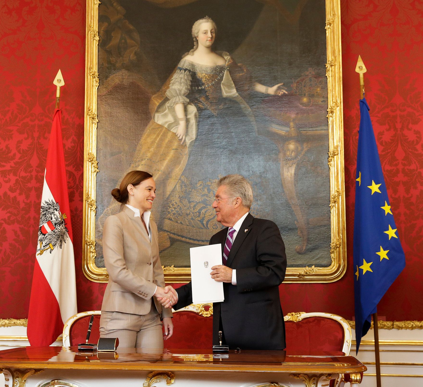 Am 18. Mai 2016 nahm der Bundeskanzler an der Angelobung der neuen Regierungsmitglieder durch den Bundespr&auml;sidenten in der Pr&auml;sidentschaftskanzlei teil. Im Bild Bundespr&auml;sident Heinz Fischer (r.) und Sonja Hammerschmid, Bundesministerin im Bundesministerium f&uuml;r Bildung und Frauen (l.).