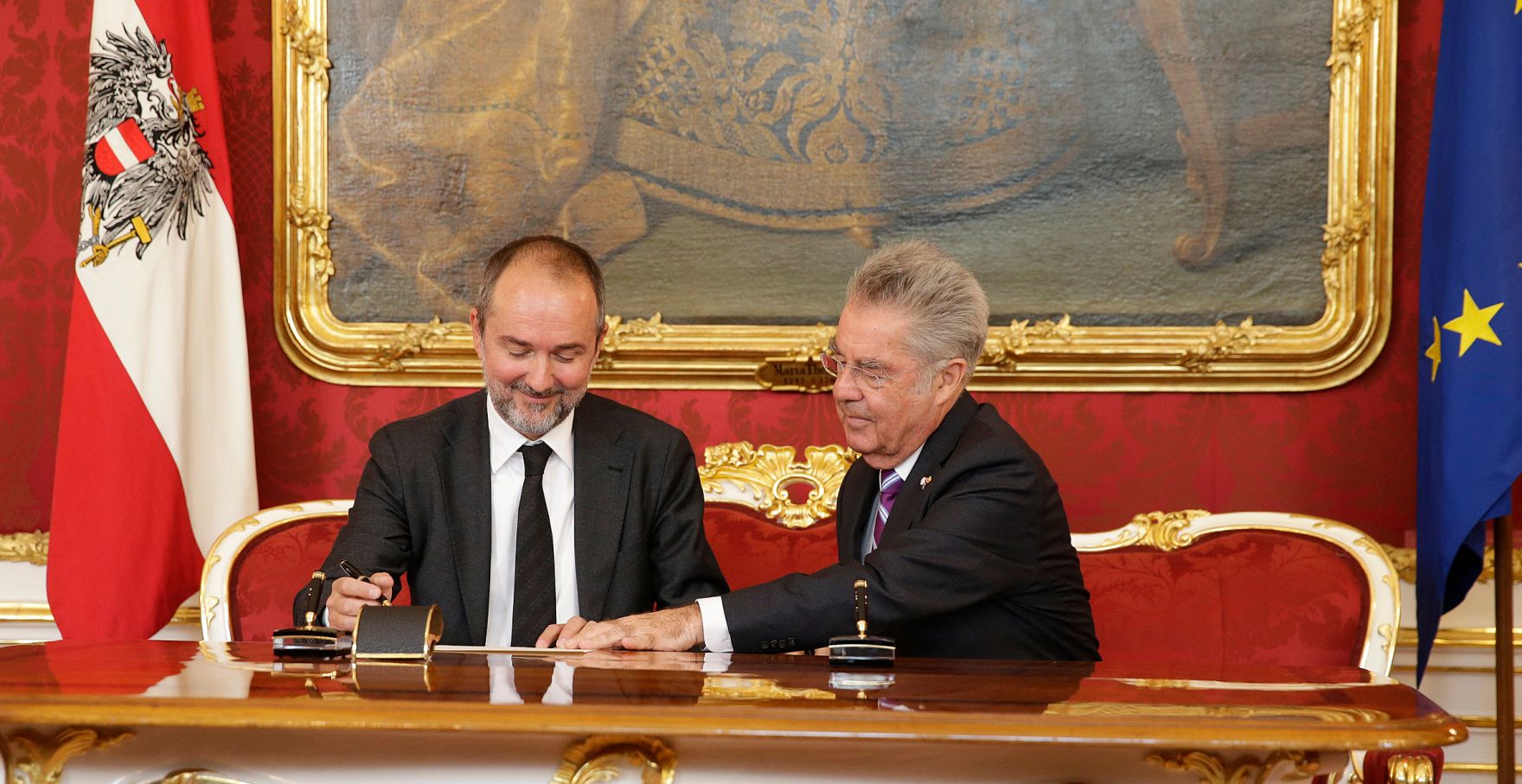 Am 18. Mai 2016 nahm der Bundeskanzler an der Angelobung der neuen Regierungsmitglieder durch den Bundespr&auml;sidenten in der Pr&auml;sidentschaftskanzlei teil. Im Bild Bundespr&auml;sident Heinz Fischer (r.) und Thomas Drozda, Bundesminister ohne Portefeuille (l.).