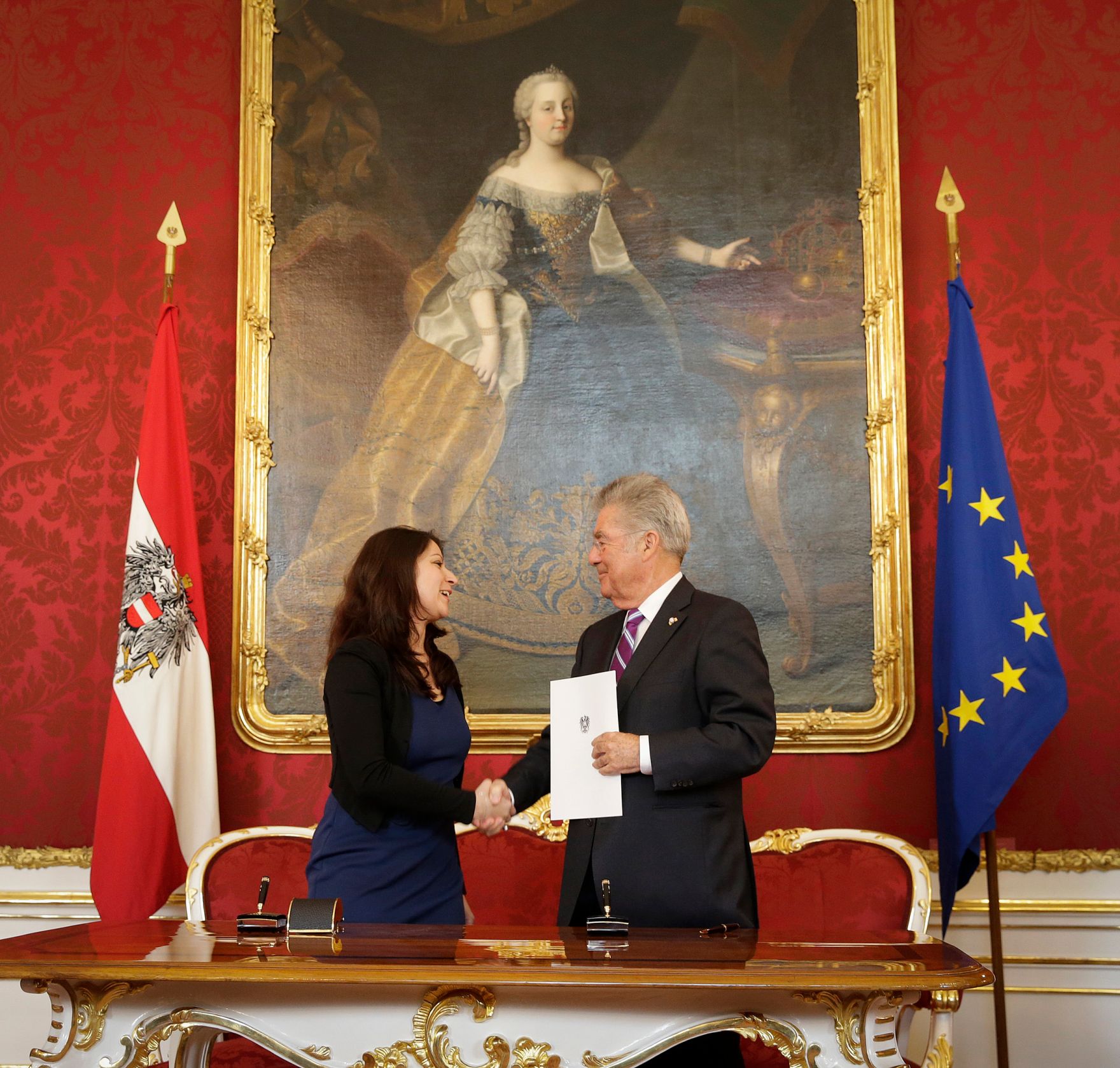 Am 18. Mai 2016 nahm der Bundeskanzler an der Angelobung der neuen Regierungsmitglieder durch den Bundespr&auml;sidenten in der Pr&auml;sidentschaftskanzlei teil. Im Bild Bundespr&auml;sident Heinz Fischer (r.) und Muna Duzdar, Staatssekret&auml;rin im Bundeskanzleramt (l.).