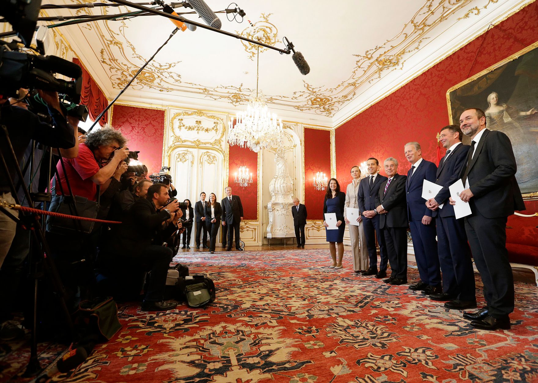 Am 18. Mai 2016 nahm der Bundeskanzler an der Angelobung der neuen Regierungsmitglieder durch den Bundespr&auml;sidenten in der Pr&auml;sidentschaftskanzlei teil. Im Bild (v.l.n.r.) Muna Duzdar, Staatssekret&auml;rin im Bundeskanzleramt, Sonja Hammerschmid, Bundesministerin im Bundesministerium f&uuml;r Bildung und Frauen, Bundeskanzler Christian Kern, Bundespr&auml;sident Heinz Fischer, Vizekanzler und Bundesminister Reinhold Mitterlehner, J&ouml;rg Leichtfried, Bundesminister f&uuml;r Verkehr, Innovation und Technologie und Thomas Drozda, Bundesminister ohne Portefeuille.